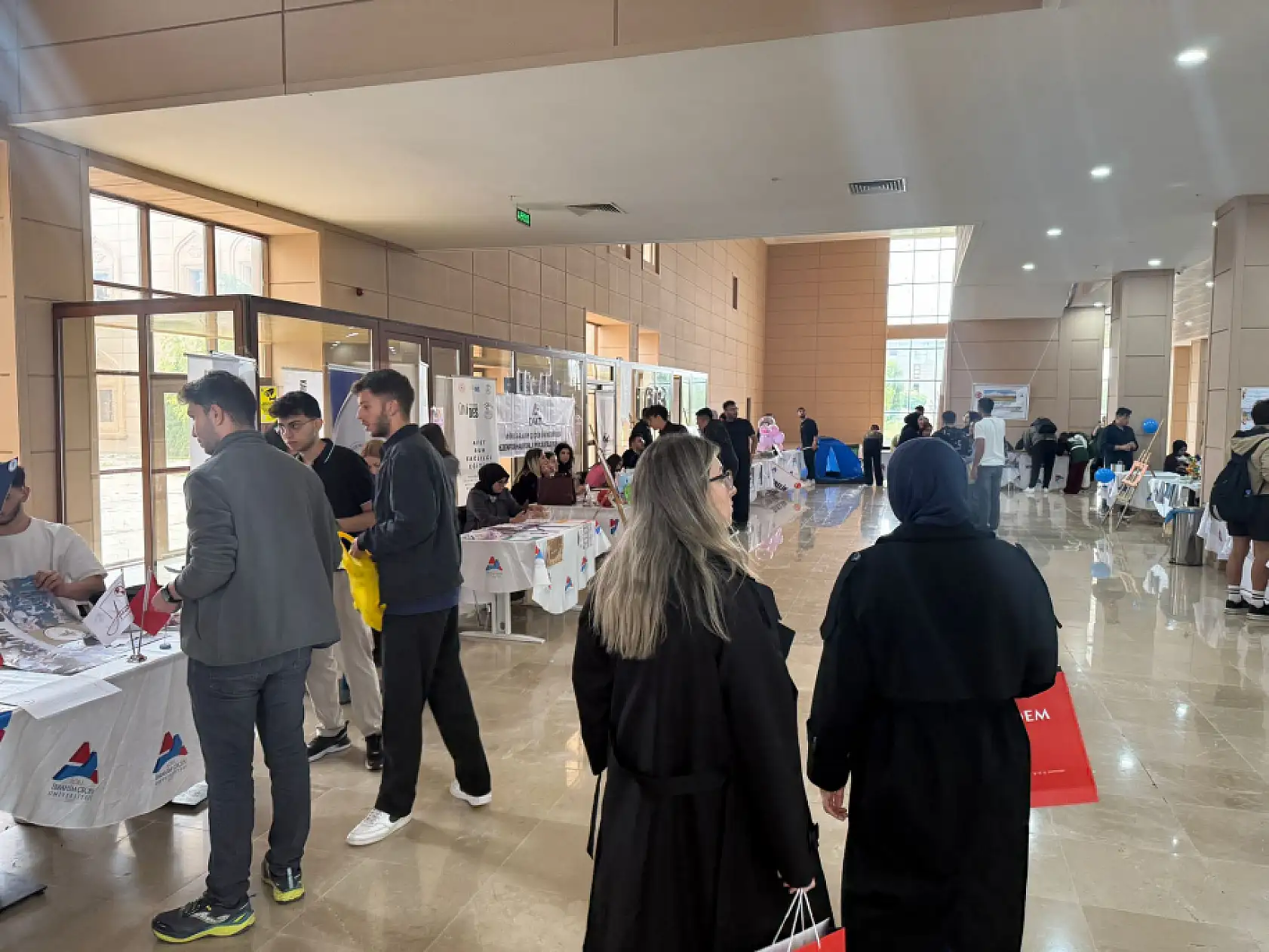 Ağrı'da öğrenciler kulüplerini tanıttı, kampüs şenlik havasına büründü