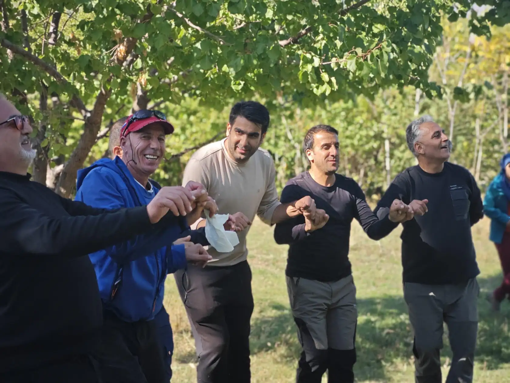 Bazid dağcıları sonbaharın izinde: Kars'ta kuşburnulu doğa keşfi