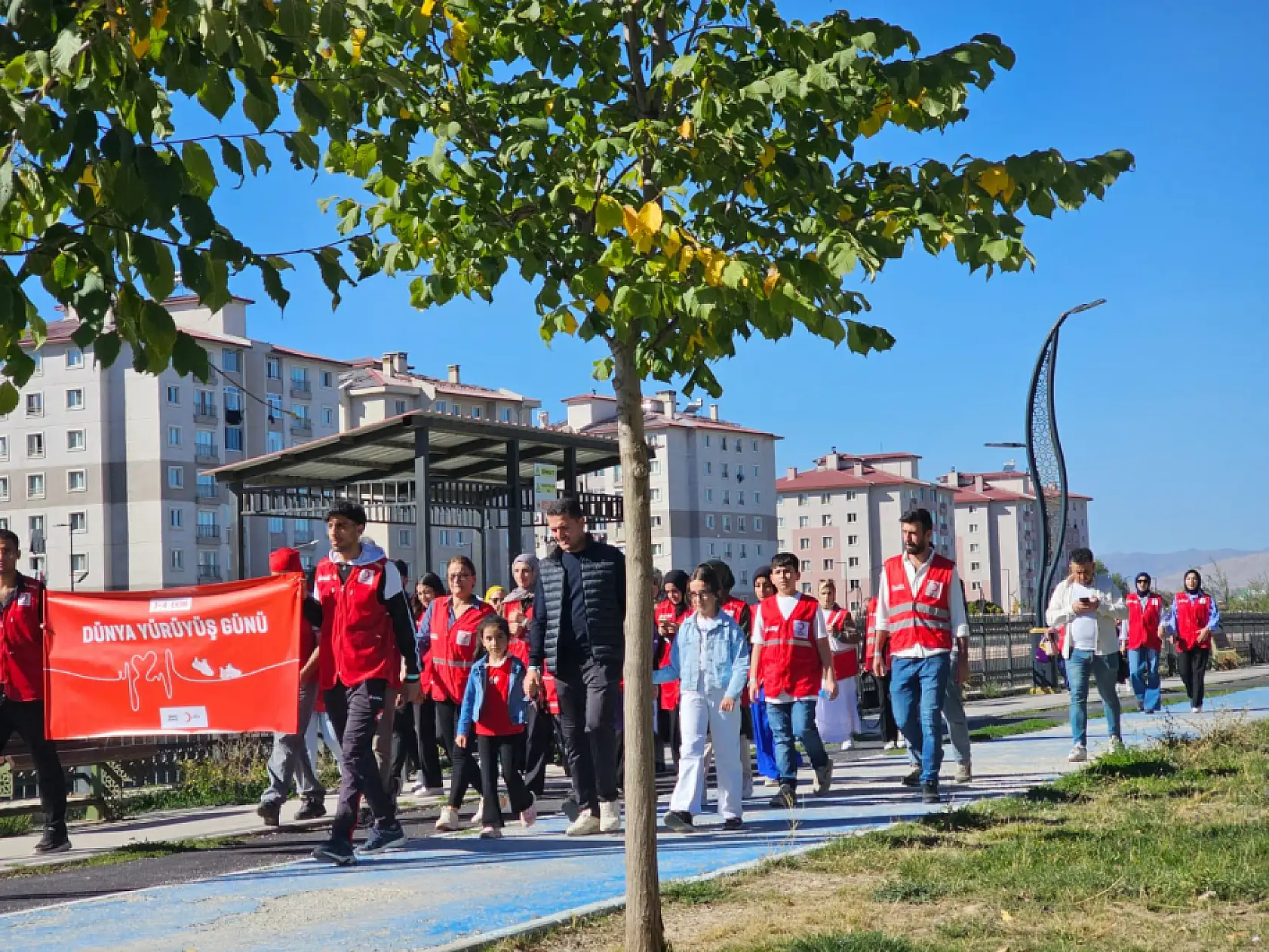 Ağrı'da mavi kurdeleli yürüyüş: Kızılay'dan hem sağlık hem dayanışma mesajı