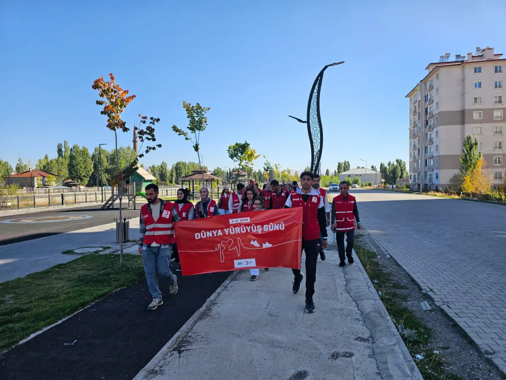 Ağrı'da mavi kurdeleli yürüyüş: Kızılay'dan hem sağlık hem dayanışma mesajı