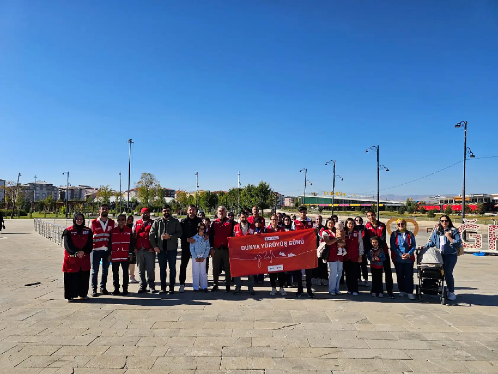 Ağrı'da mavi kurdeleli yürüyüş: Kızılay'dan hem sağlık hem dayanışma mesajı