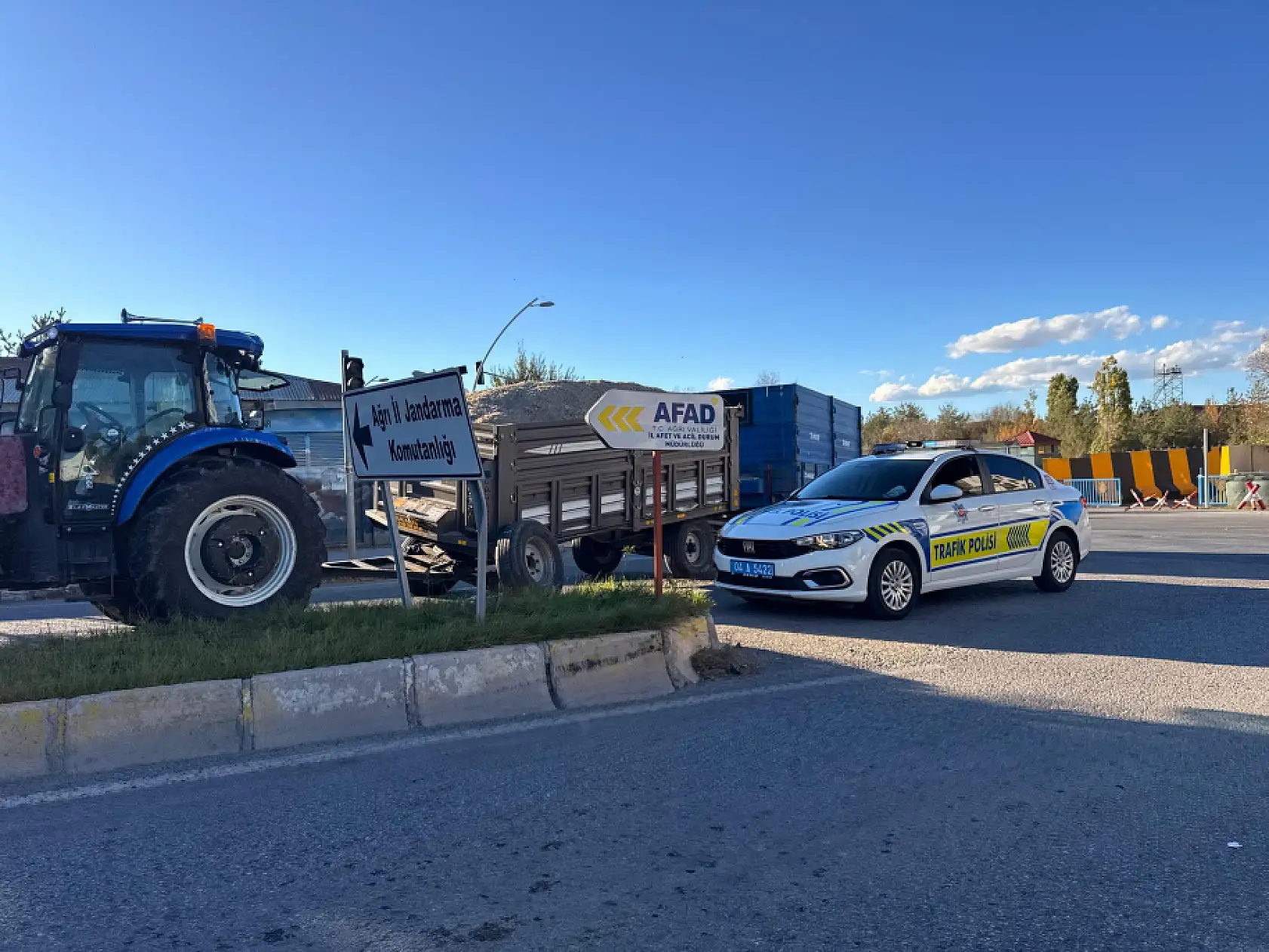 Ağrı'da küspesini taşıyan traktör kaza yaptı