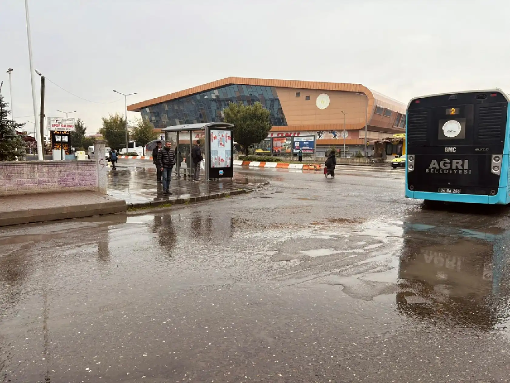 Ağrı'da gece başlayan yağmur sabah da sürdü