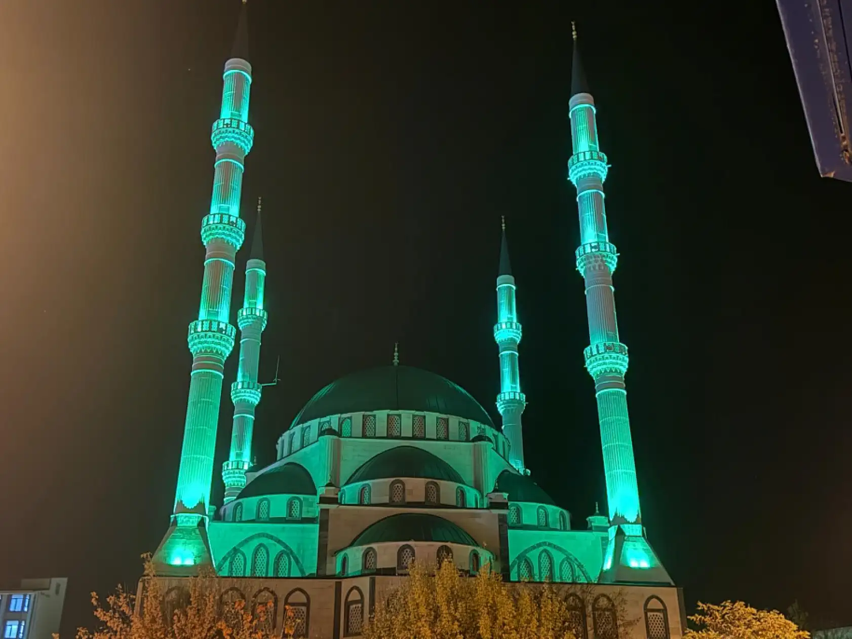 Ağrı Merkez Camii , geceyi aydınlatan yeşil ışıklarıyla dikkat çekiyor