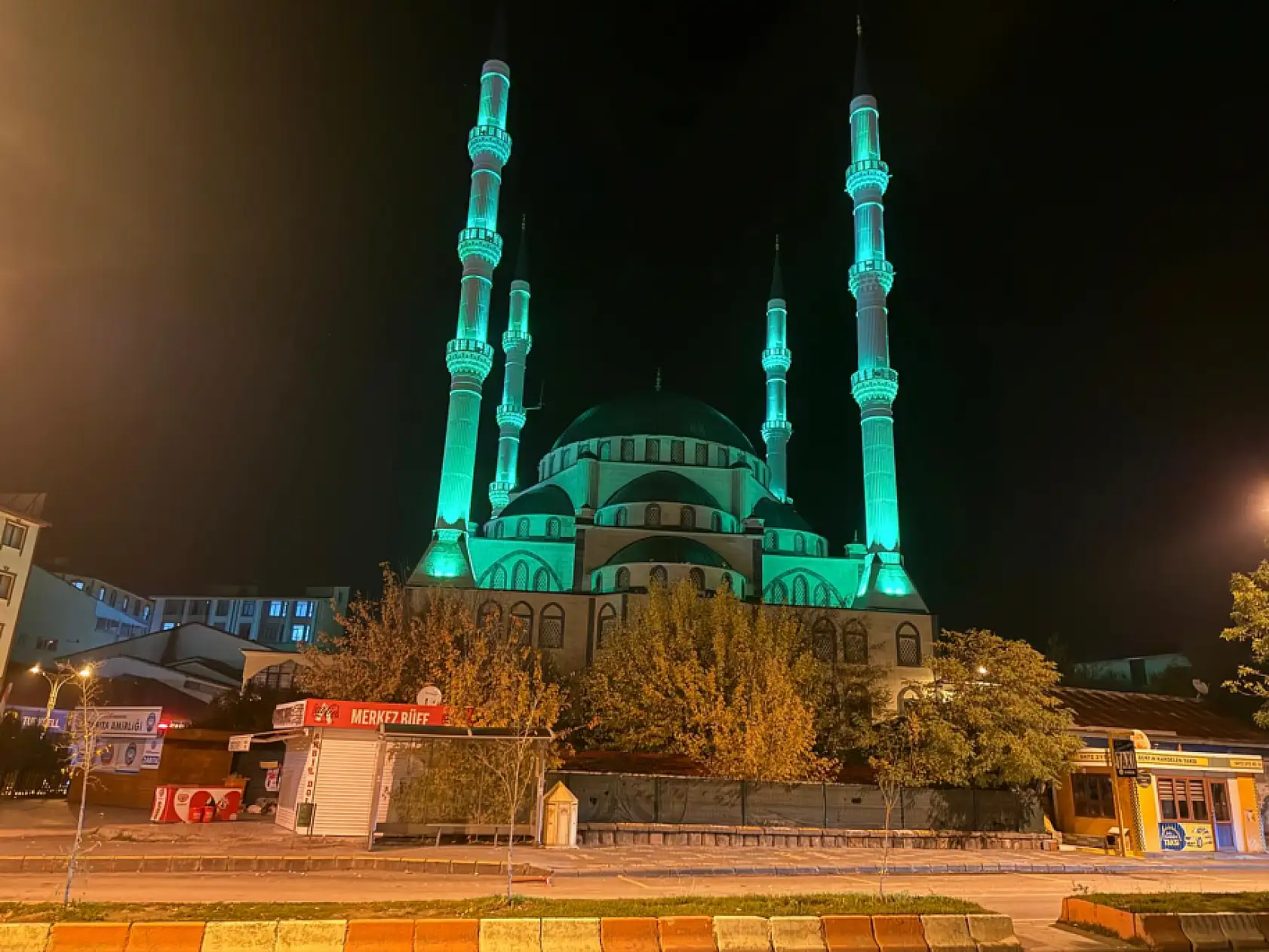 Ağrı Merkez Camii , geceyi aydınlatan yeşil ışıklarıyla dikkat çekiyor