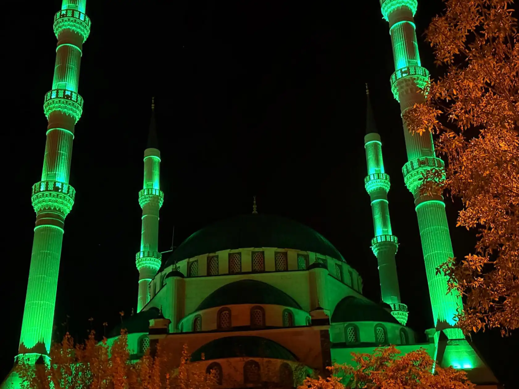Ağrı Merkez Camii , geceyi aydınlatan yeşil ışıklarıyla dikkat çekiyor