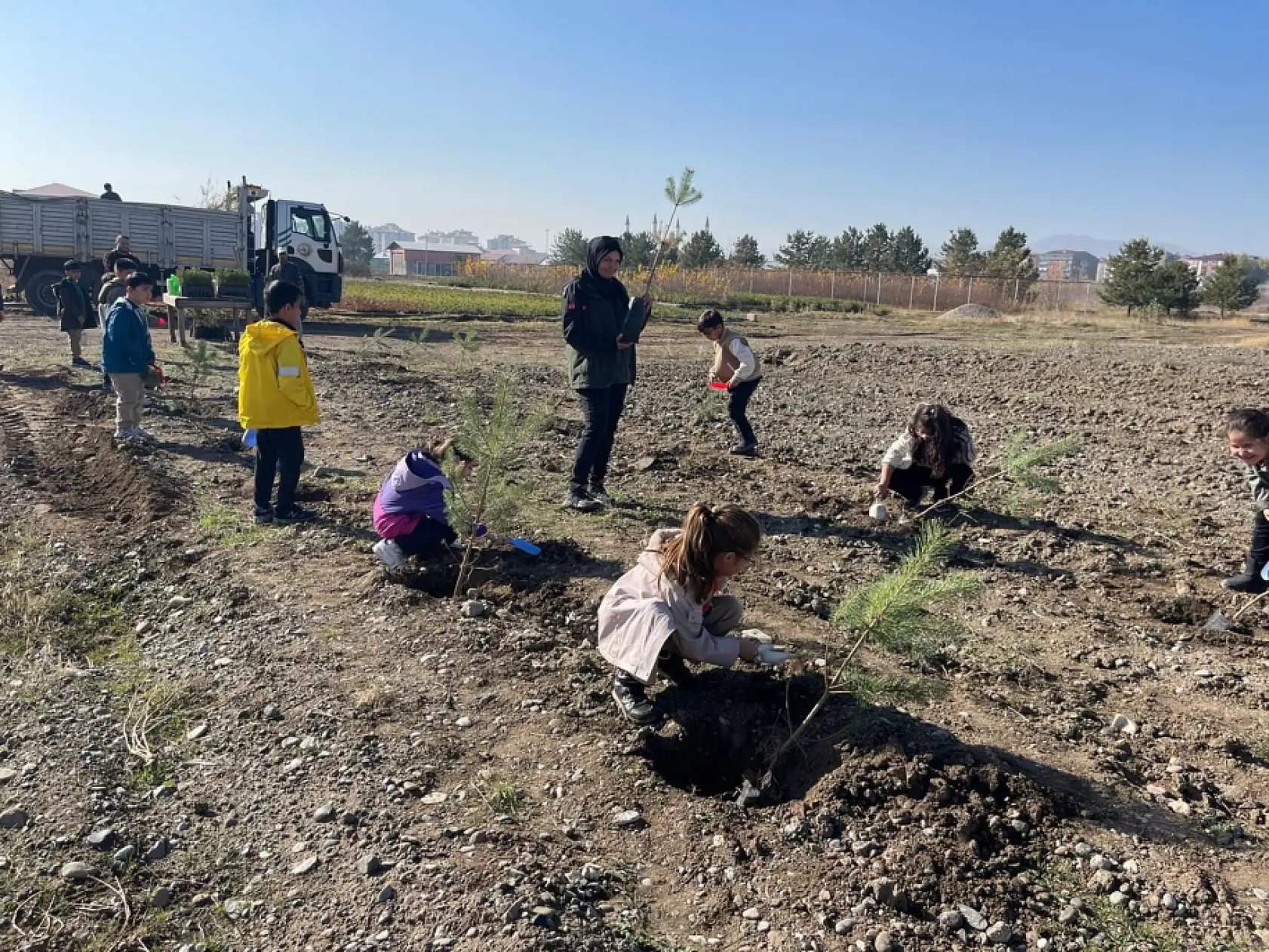 Ağrı Doğa Koleji öğrencileri fidan dikerek çevre sevgisini büyüttü