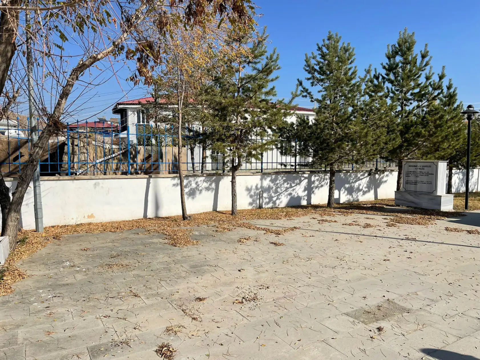 Hükümlüler, Doğubayazıt Şehitliği'nde temizlik çalışması gerçekleştirdi