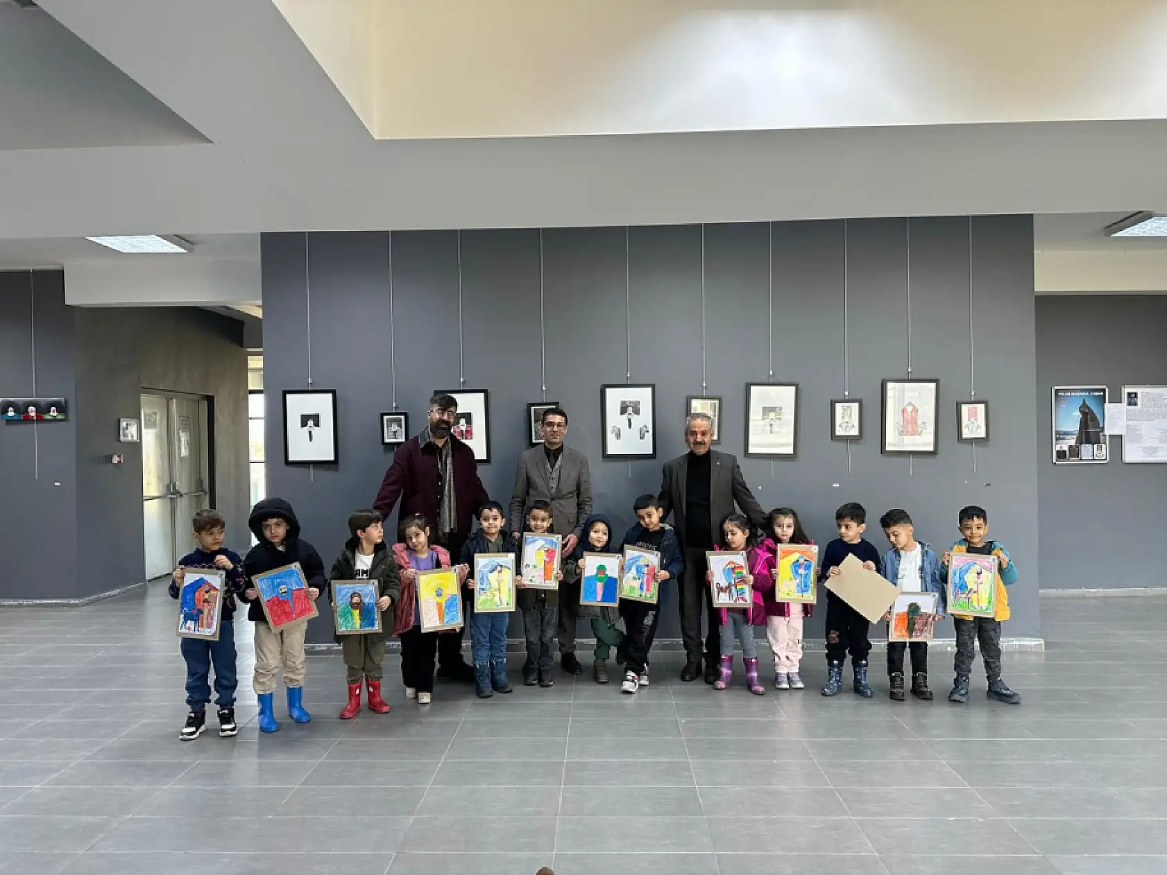 'Yolun Başında: Çoban' sergisi minik sanatseverlerin ziyaretiyle renkli anlara sahne oldu