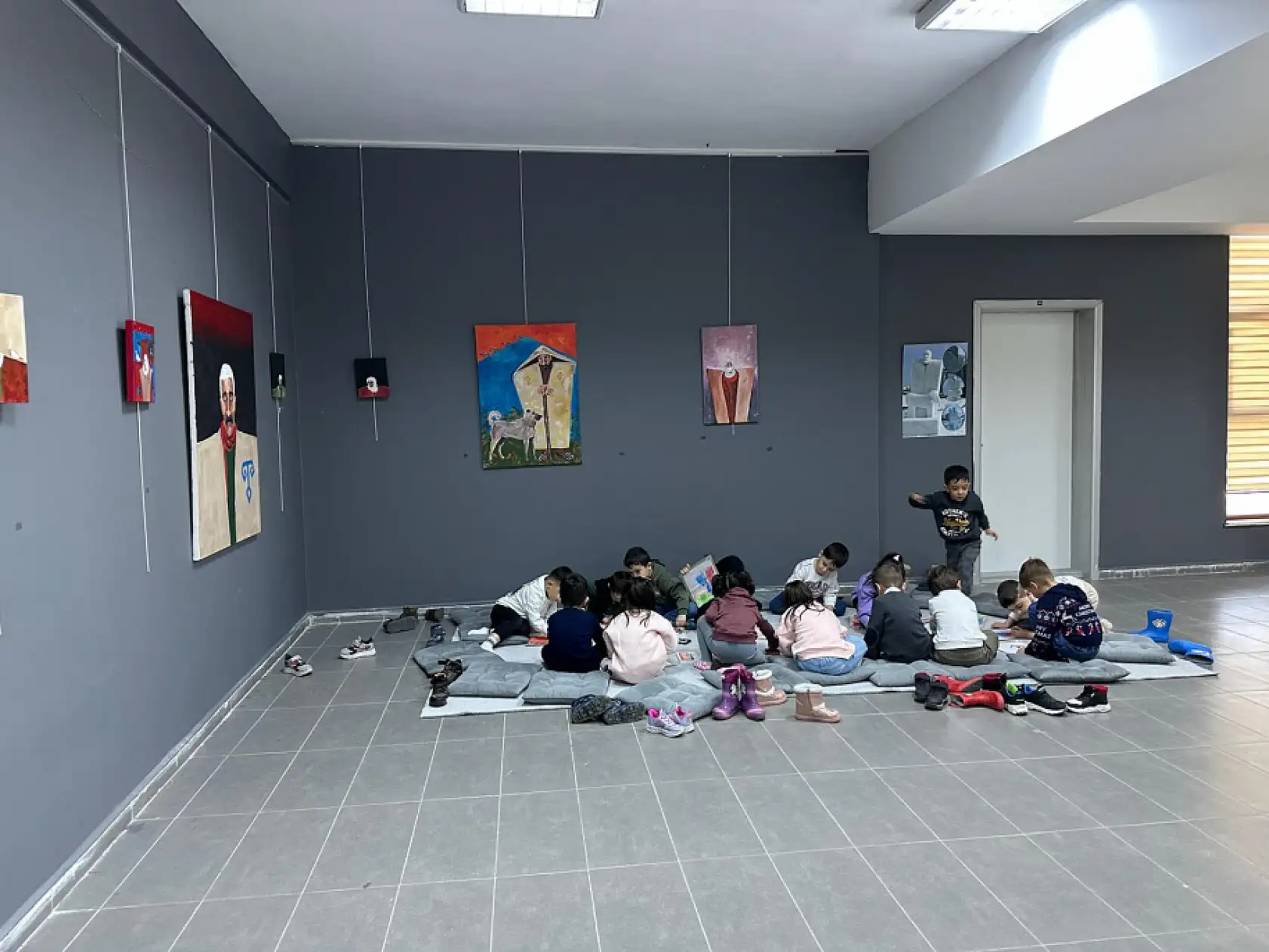 'Yolun Başında: Çoban' sergisi minik sanatseverlerin ziyaretiyle renkli anlara sahne oldu