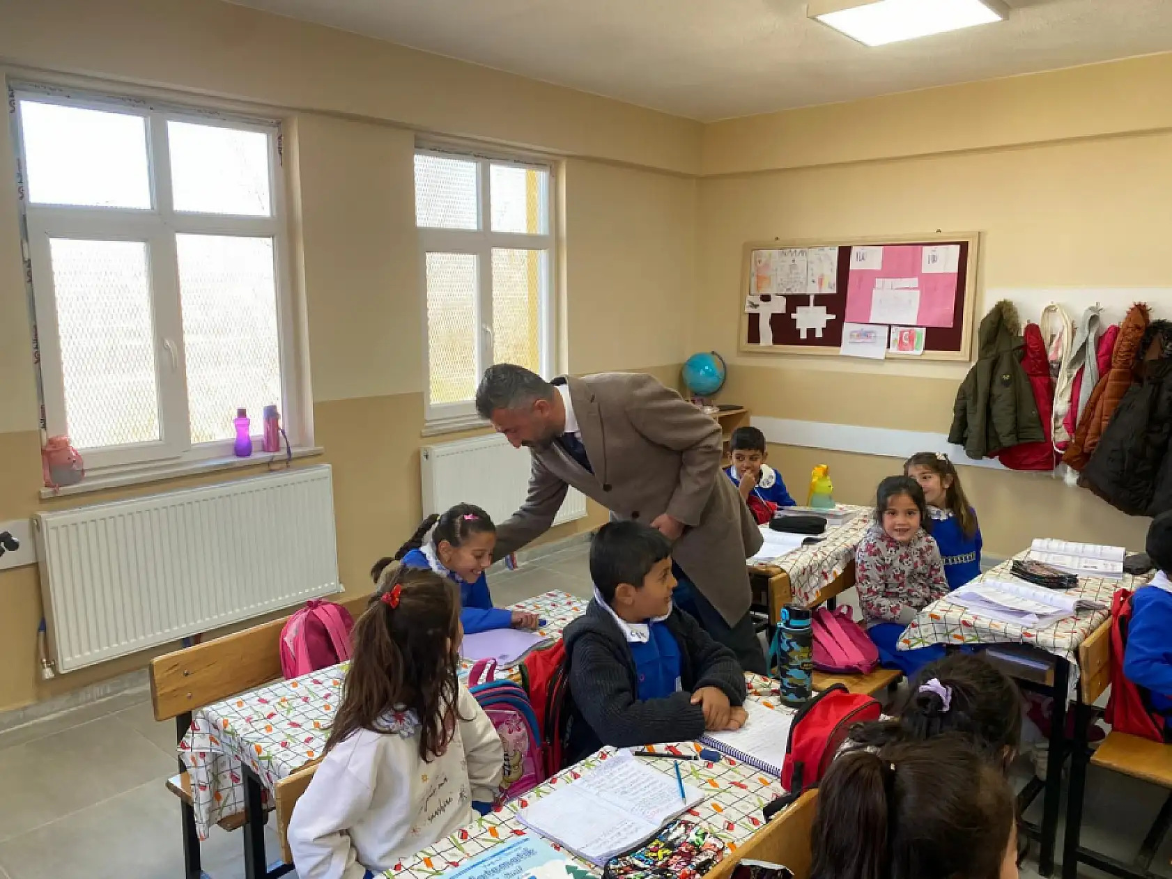 AK Parti Ağrı İl Başkanı Yıldız'dan 24 Kasım Öğretmenler Günü ziyareti