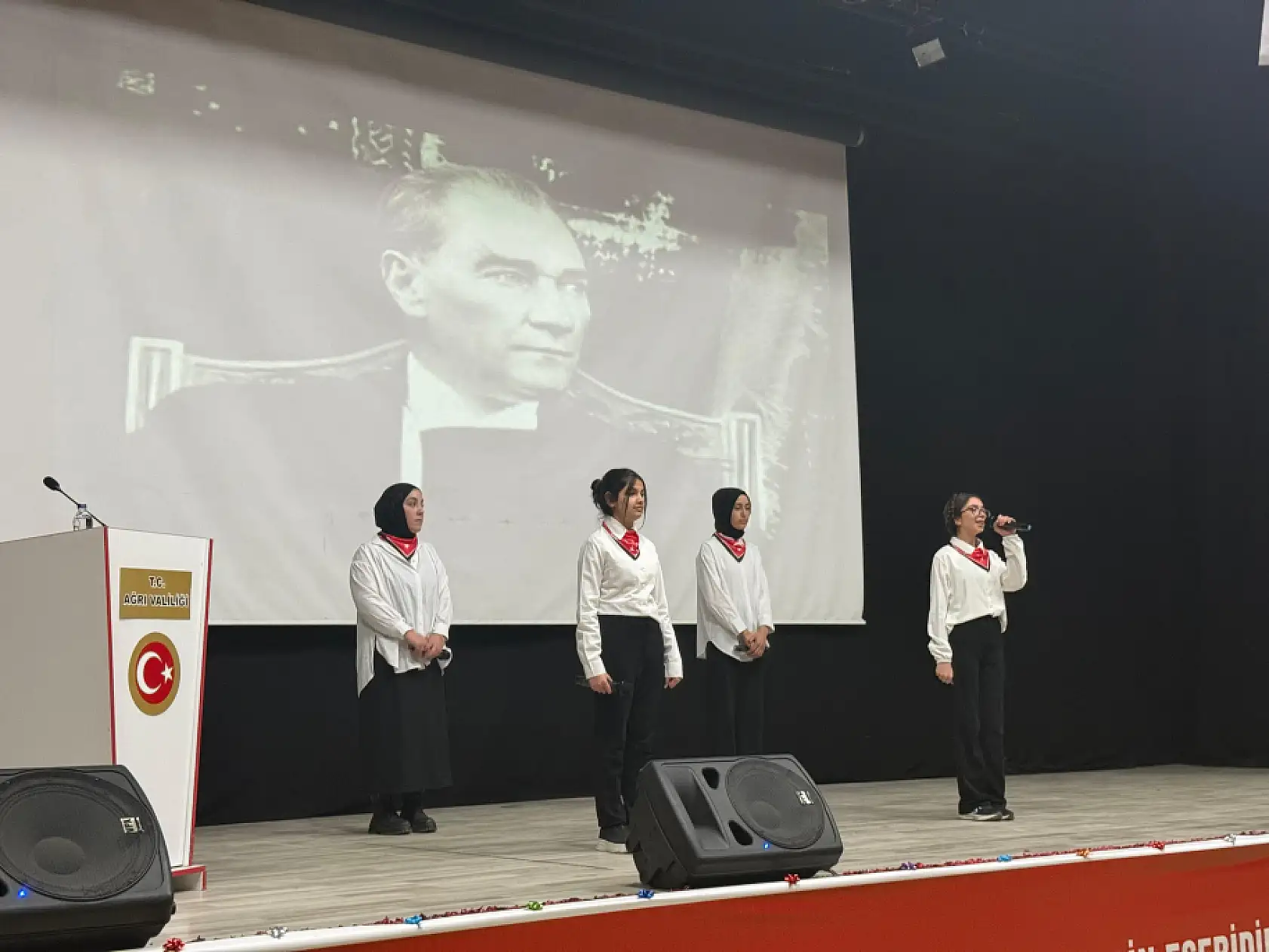 Ağrı'da 24 Kasım programı tiyatro ve yemin töreniyle renklendi