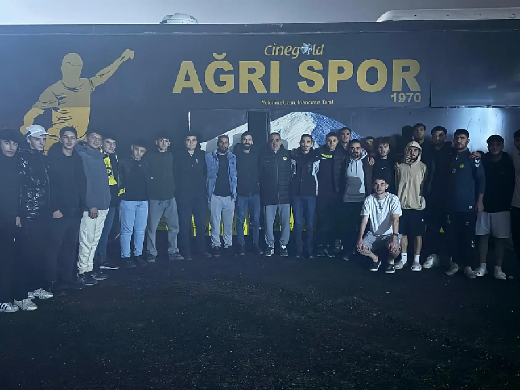 Zor günlerden geçen Ağrı Spor'a taraftarlar moral verdi