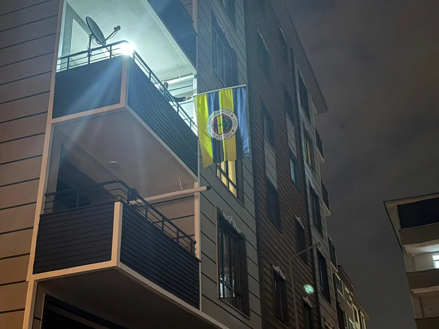 Ağrı'da derbi coşkusu evlerin balkonlarına taşındı