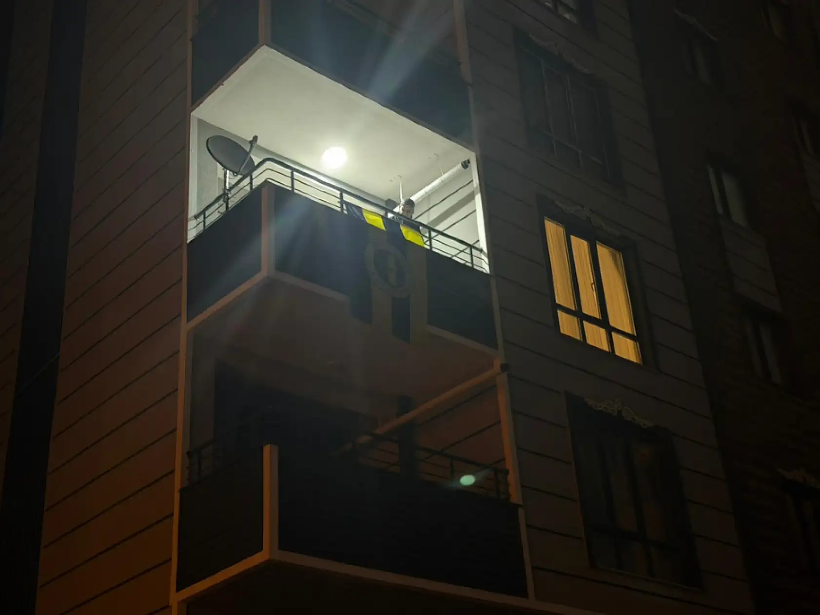 Ağrı'da derbi coşkusu evlerin balkonlarına taşındı