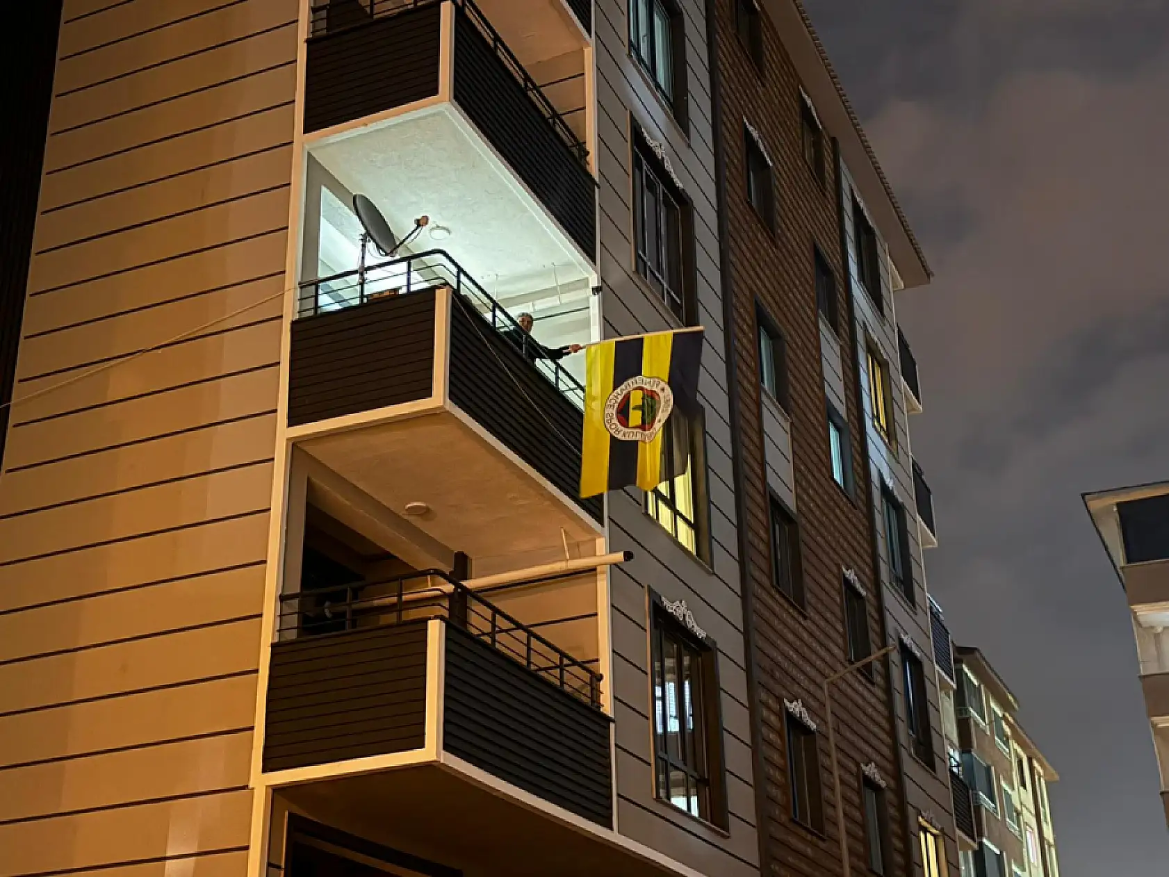 Ağrı'da derbi coşkusu evlerin balkonlarına taşındı