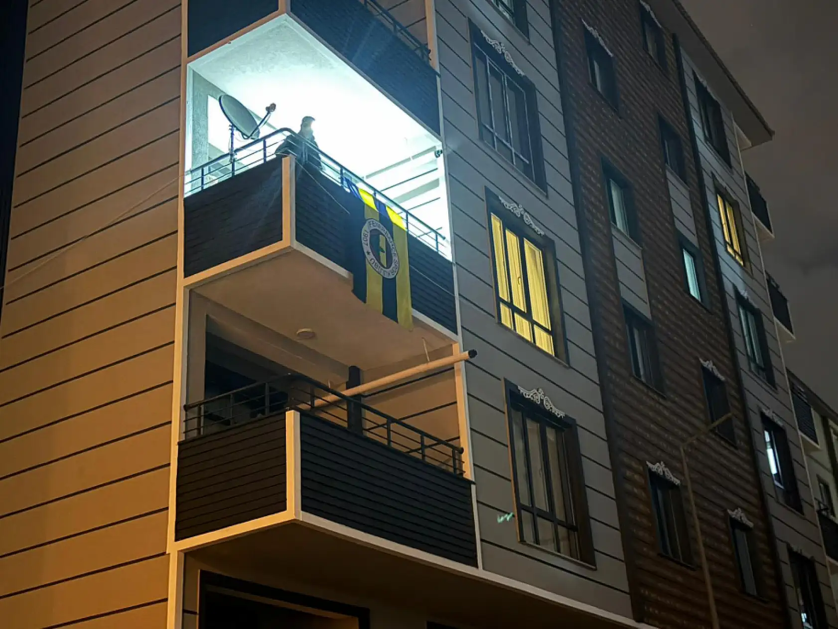 Ağrı'da derbi coşkusu evlerin balkonlarına taşındı