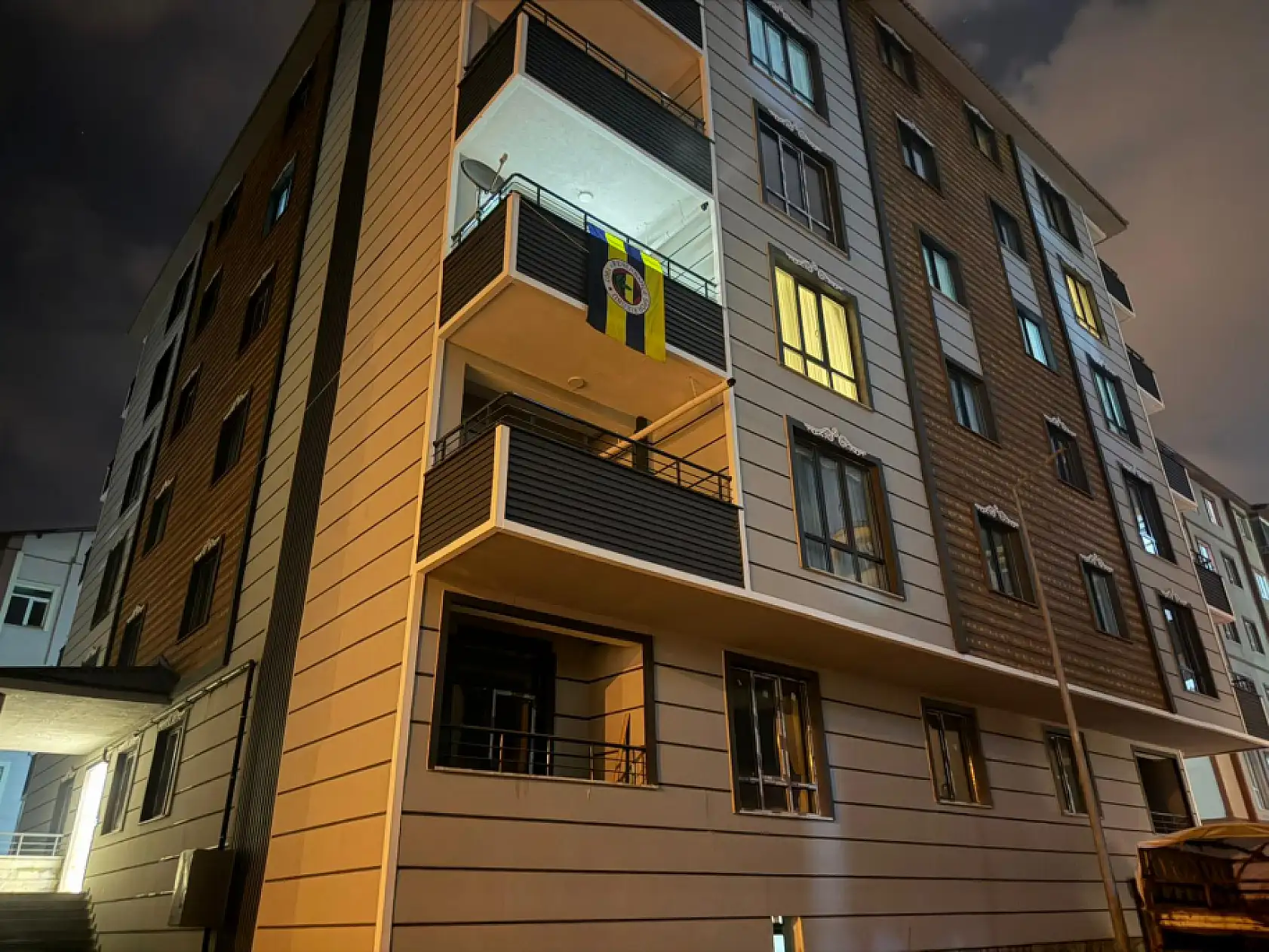 Ağrı'da derbi coşkusu evlerin balkonlarına taşındı