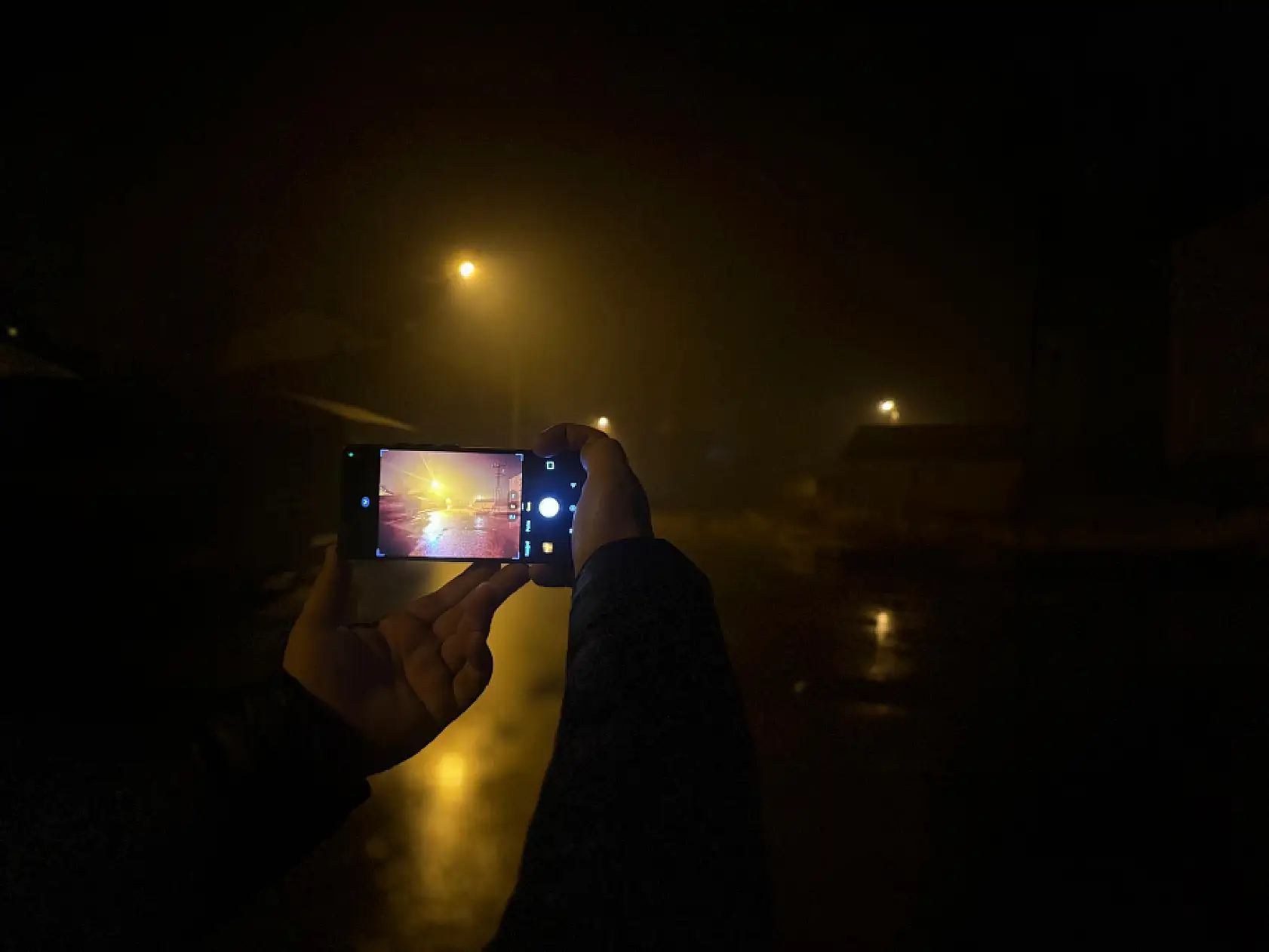 Ağrı'da yağmur sonrası sokaklar boş kaldı, sis etkili oldu