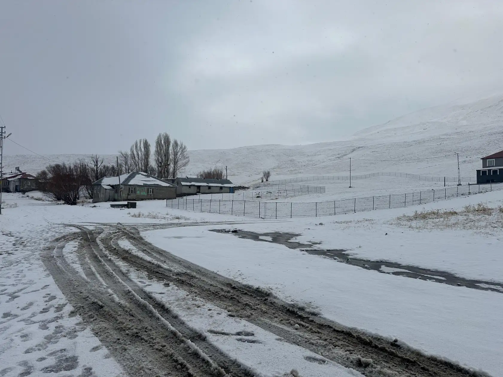 Ağrı'da yağmur kara döndü, köyler beyaza büründü