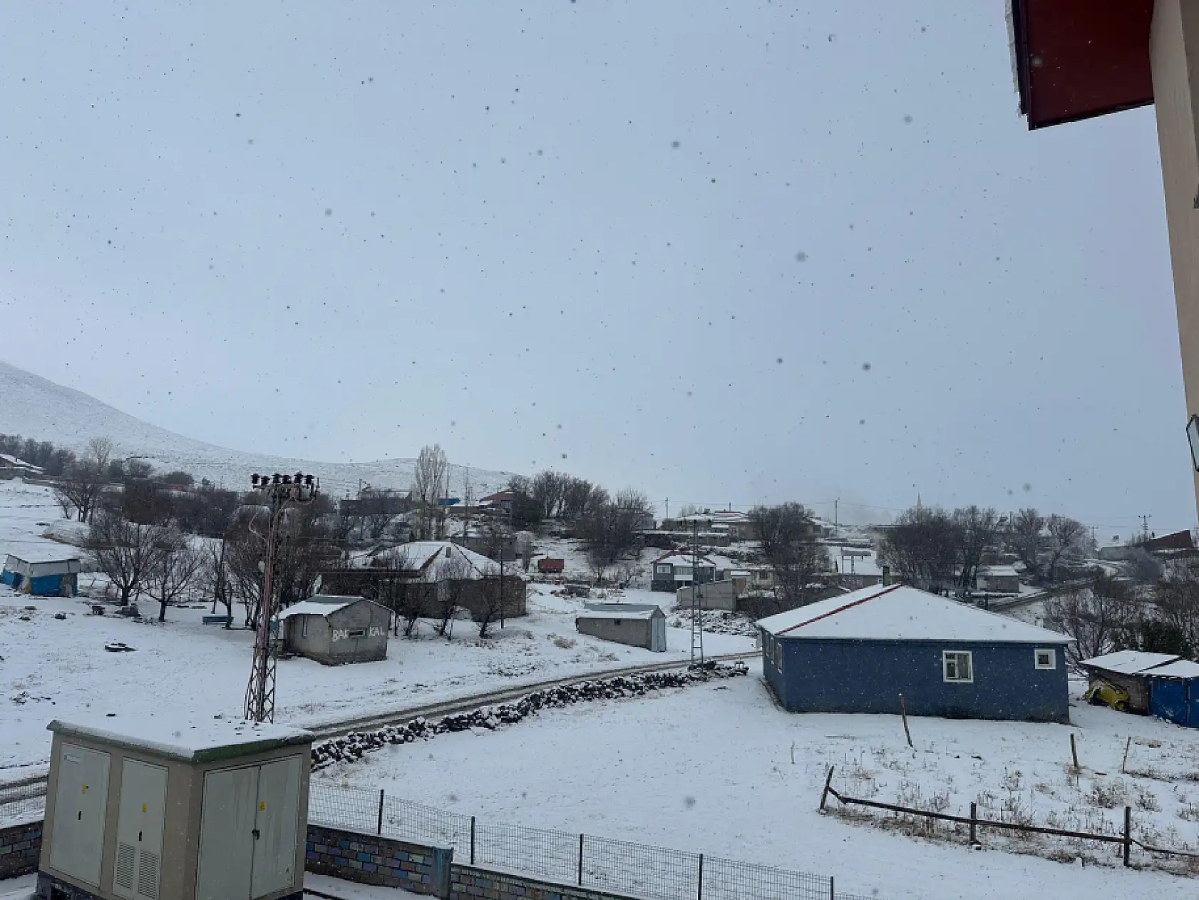 Ağrı'da yağmur kara döndü, köyler beyaza büründü