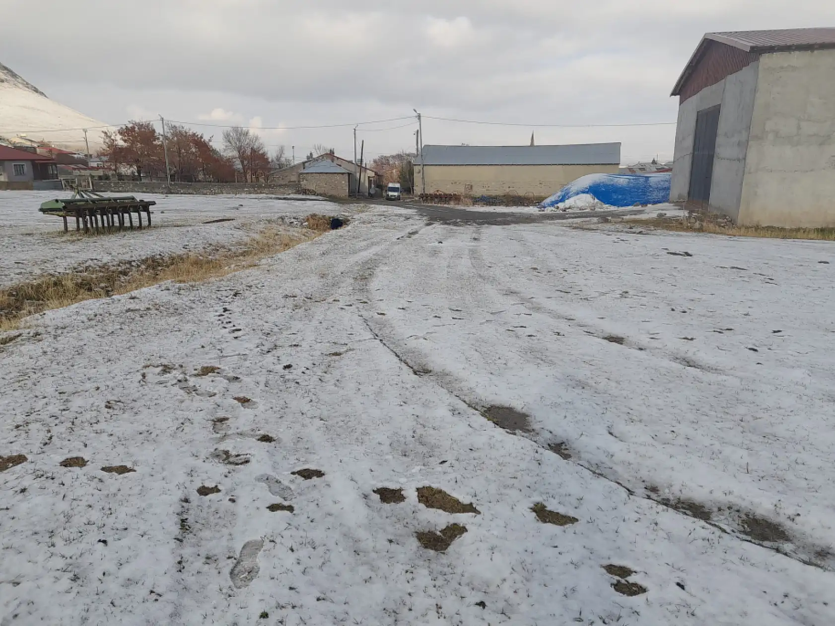 Ağrı'da tarlalar mevsimin ilk karıyla beyaz örtüyle kaplandı