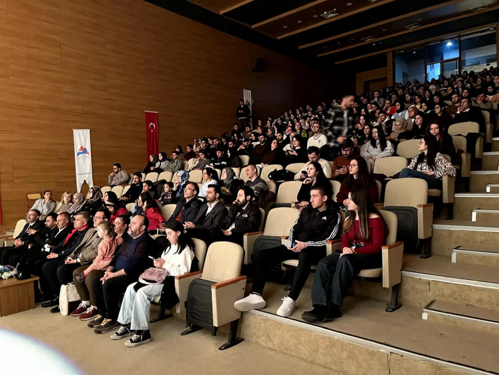 Ağrı'da üniversite öğrencileri sanatı sosyal sorumlulukla buluşturdu