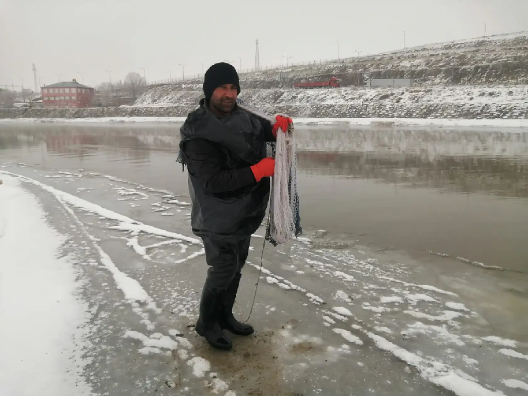 Ağrı Murat Nehri'nde buz üstünde balık avı