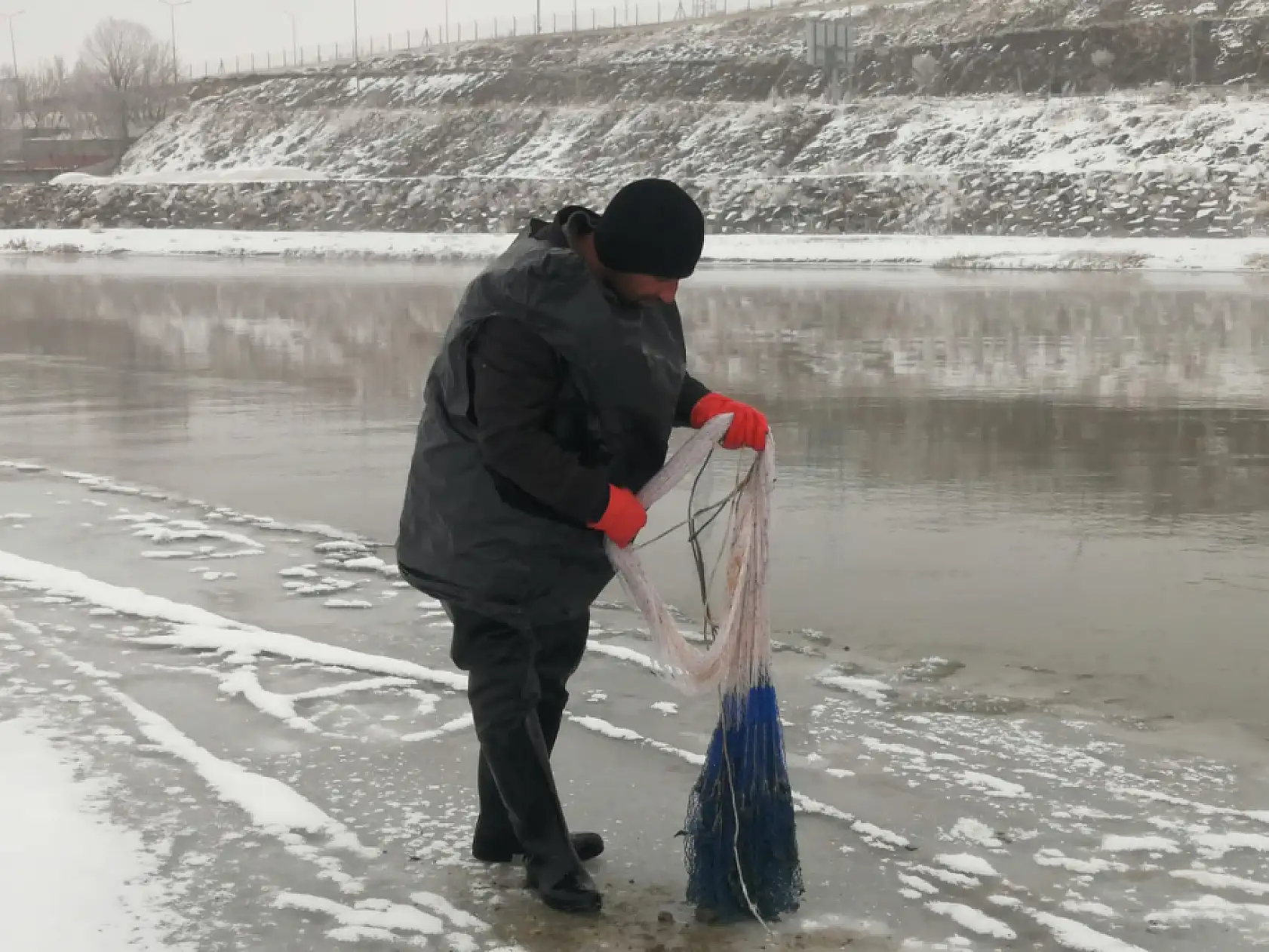 Ağrı Murat Nehri'nde buz üstünde balık avı