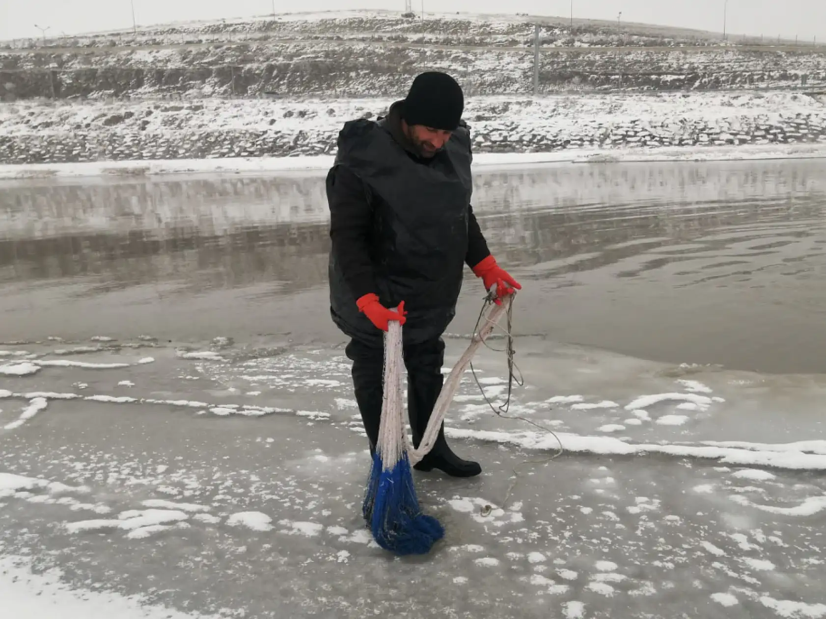 Ağrı Murat Nehri'nde buz üstünde balık avı