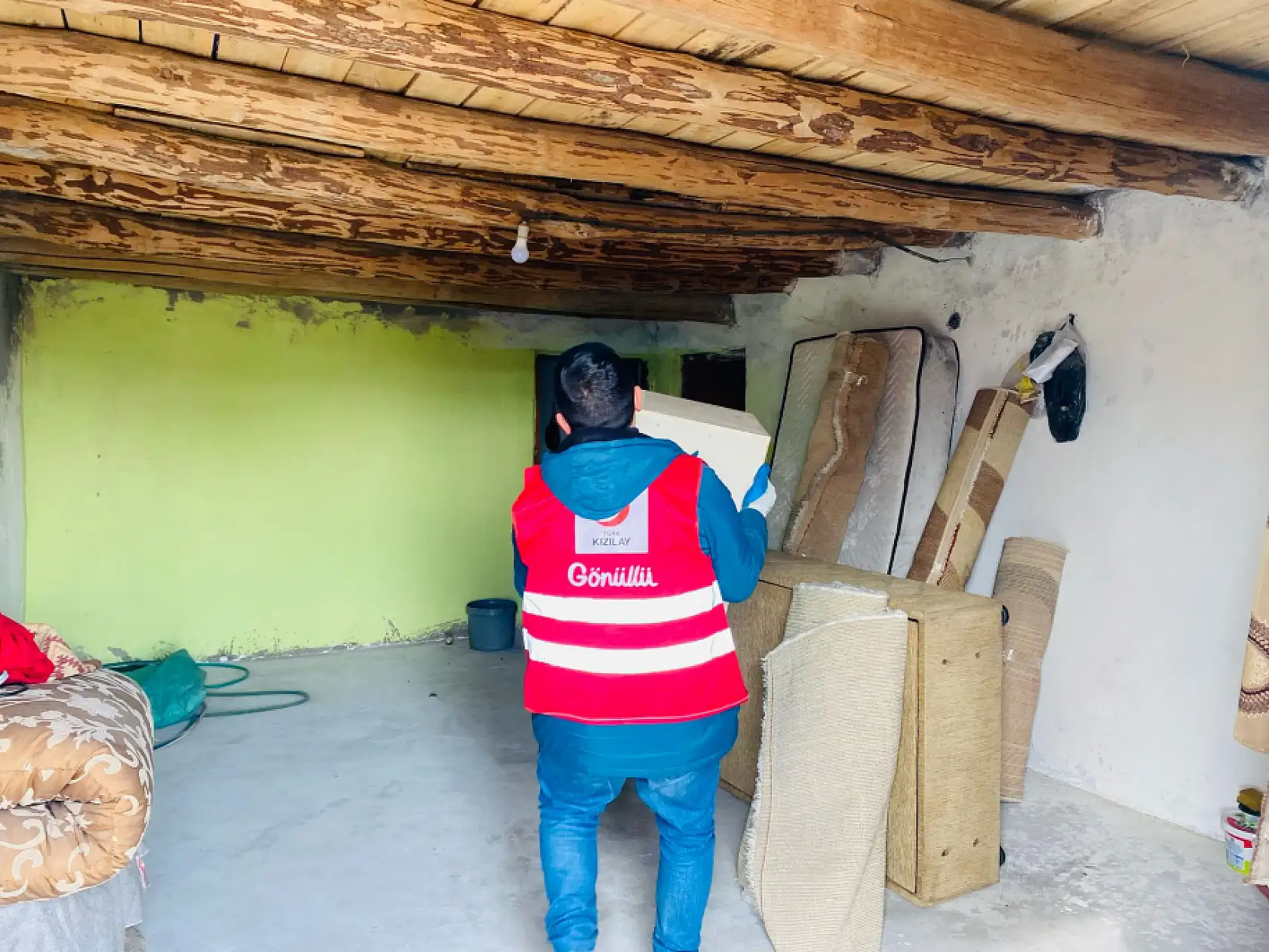 Doğubayazıt Kızılay yardım eliyle gönülleri ısıttı