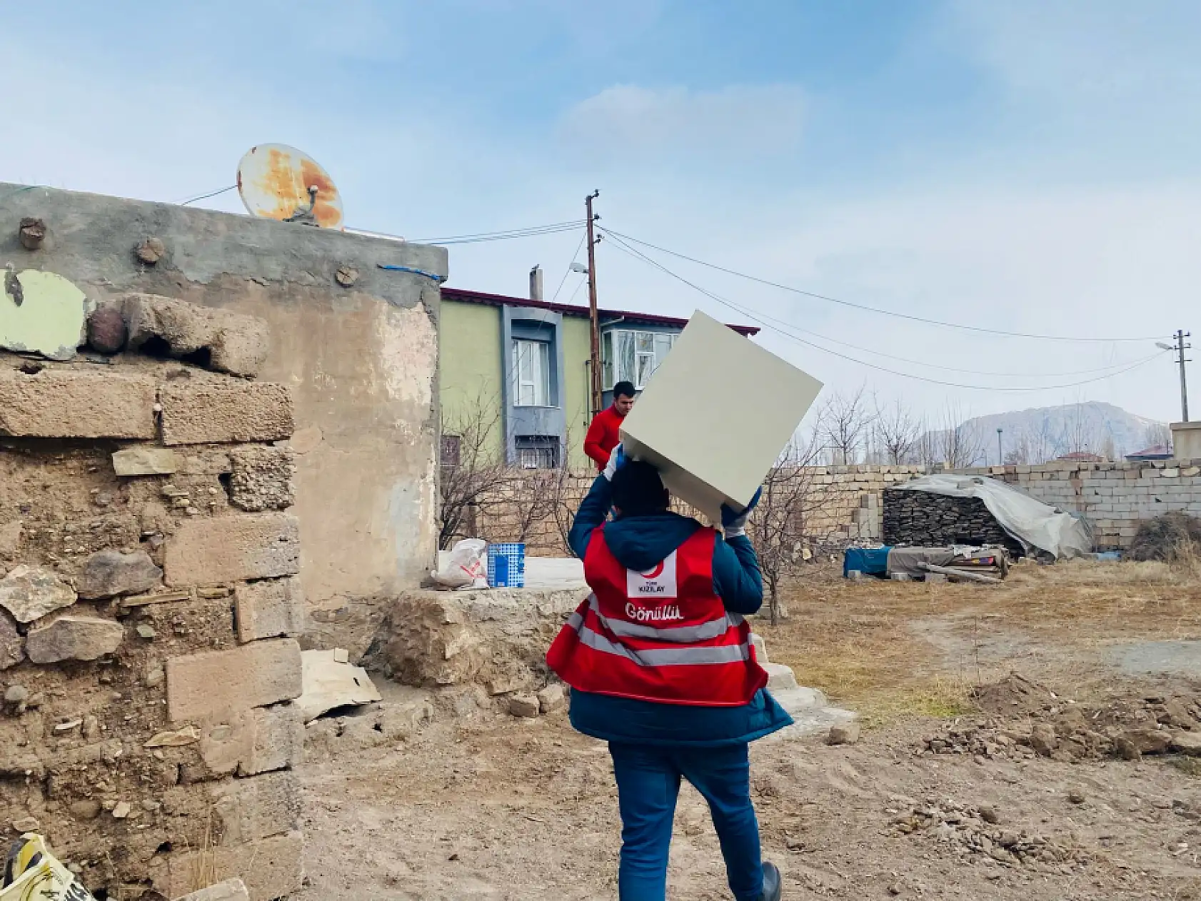 Doğubayazıt Kızılay yardım eliyle gönülleri ısıttı