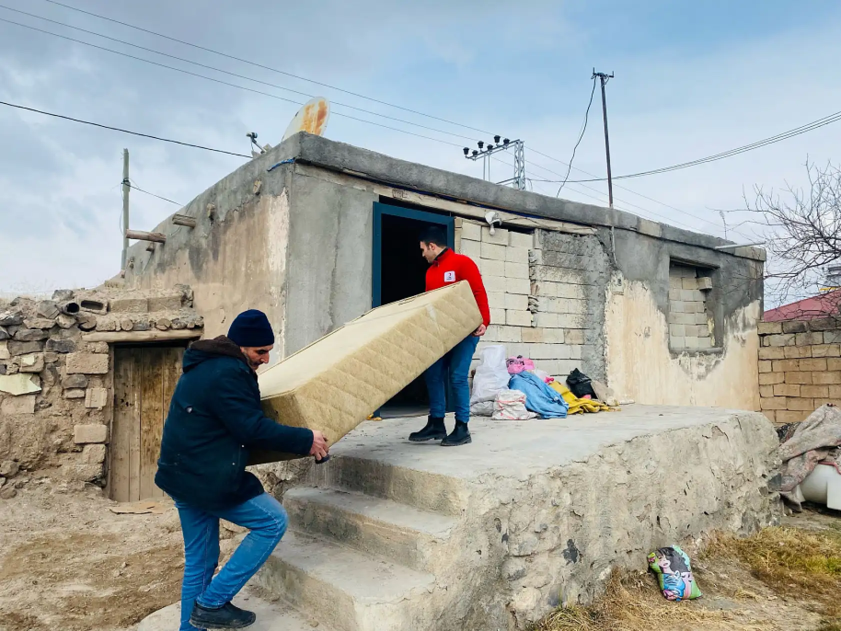 Doğubayazıt Kızılay yardım eliyle gönülleri ısıttı