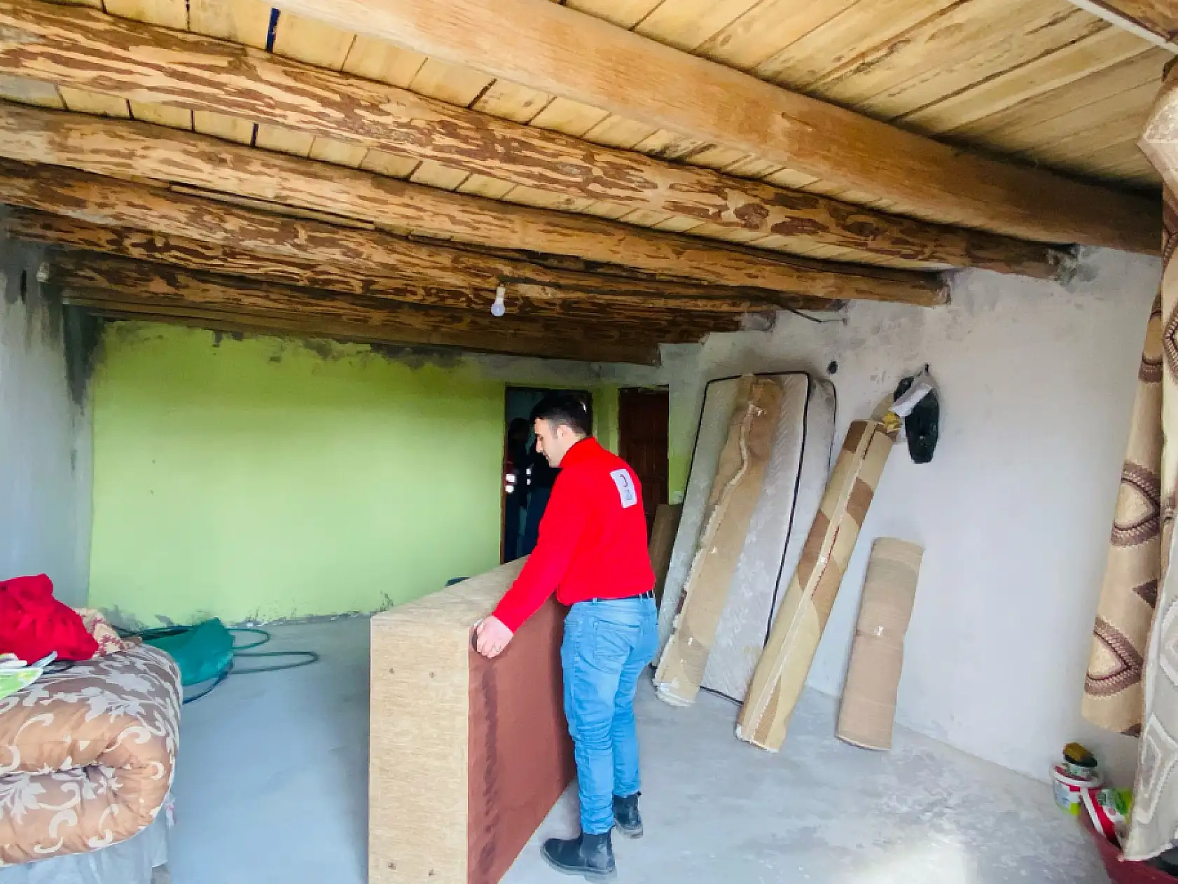 Doğubayazıt Kızılay yardım eliyle gönülleri ısıttı