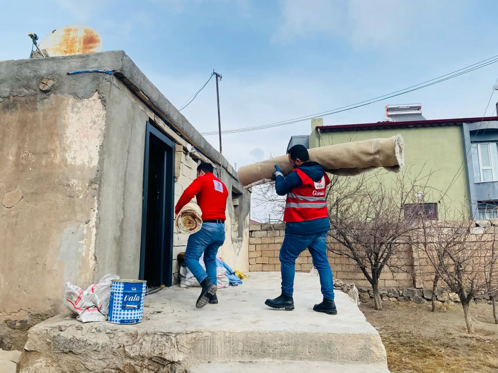 Doğubayazıt Kızılay yardım eliyle gönülleri ısıttı