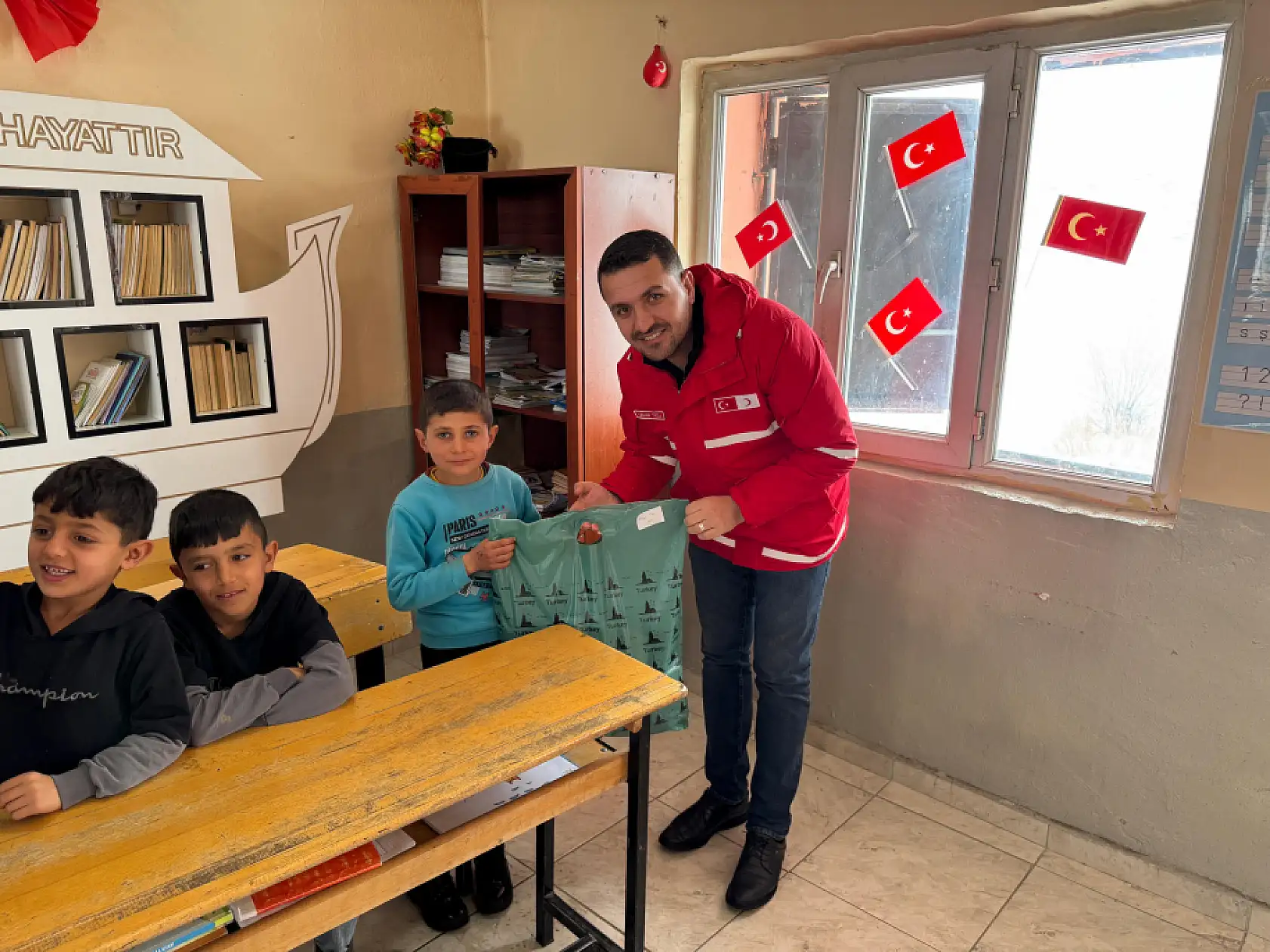 Kızılay Ağrı'dan köy okulundaki miniklere sürpriz ziyaret