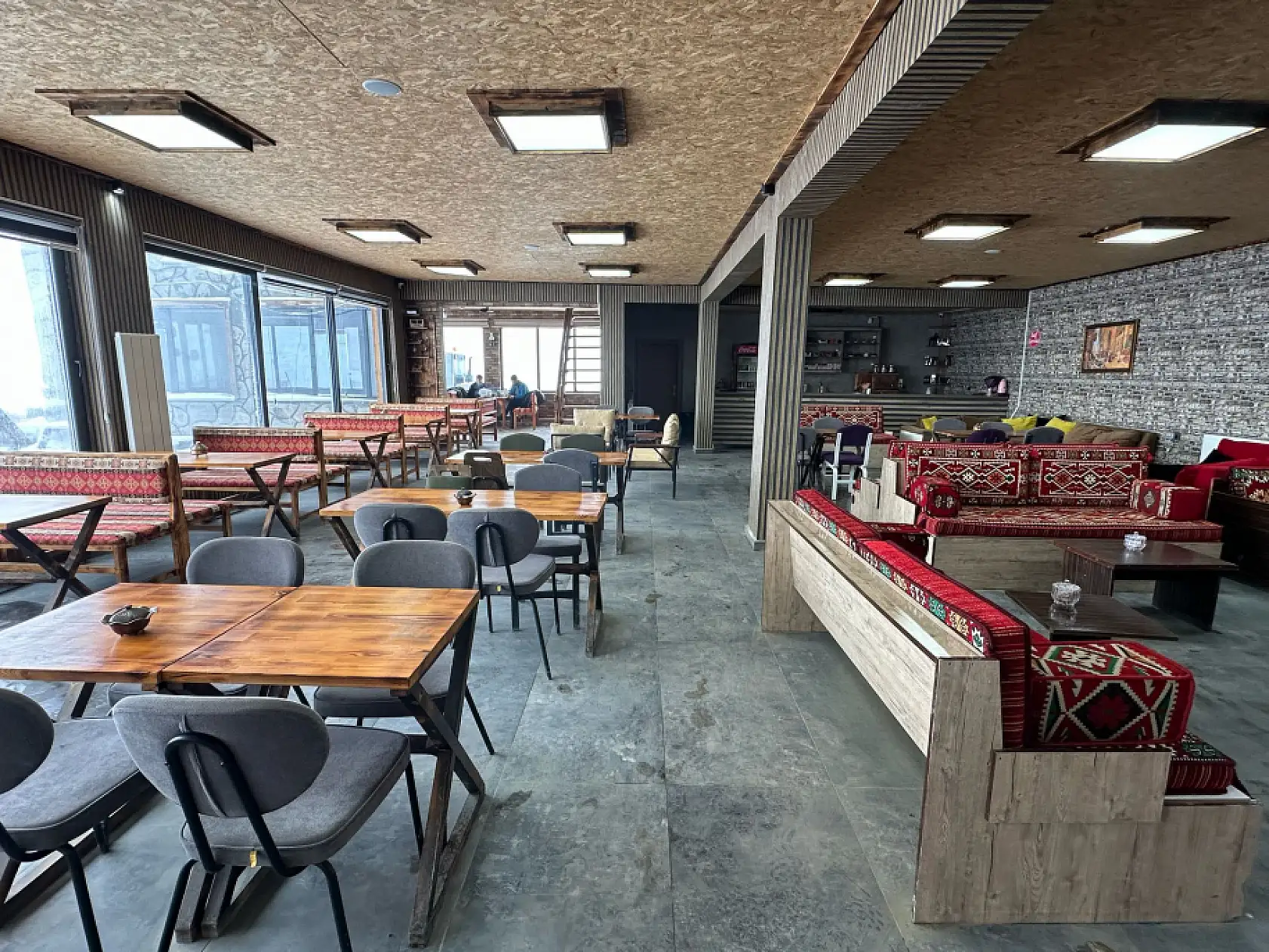 Ağrı'da kar yağışı Küpkıran Kayak Merkezi pistini canlandırdı