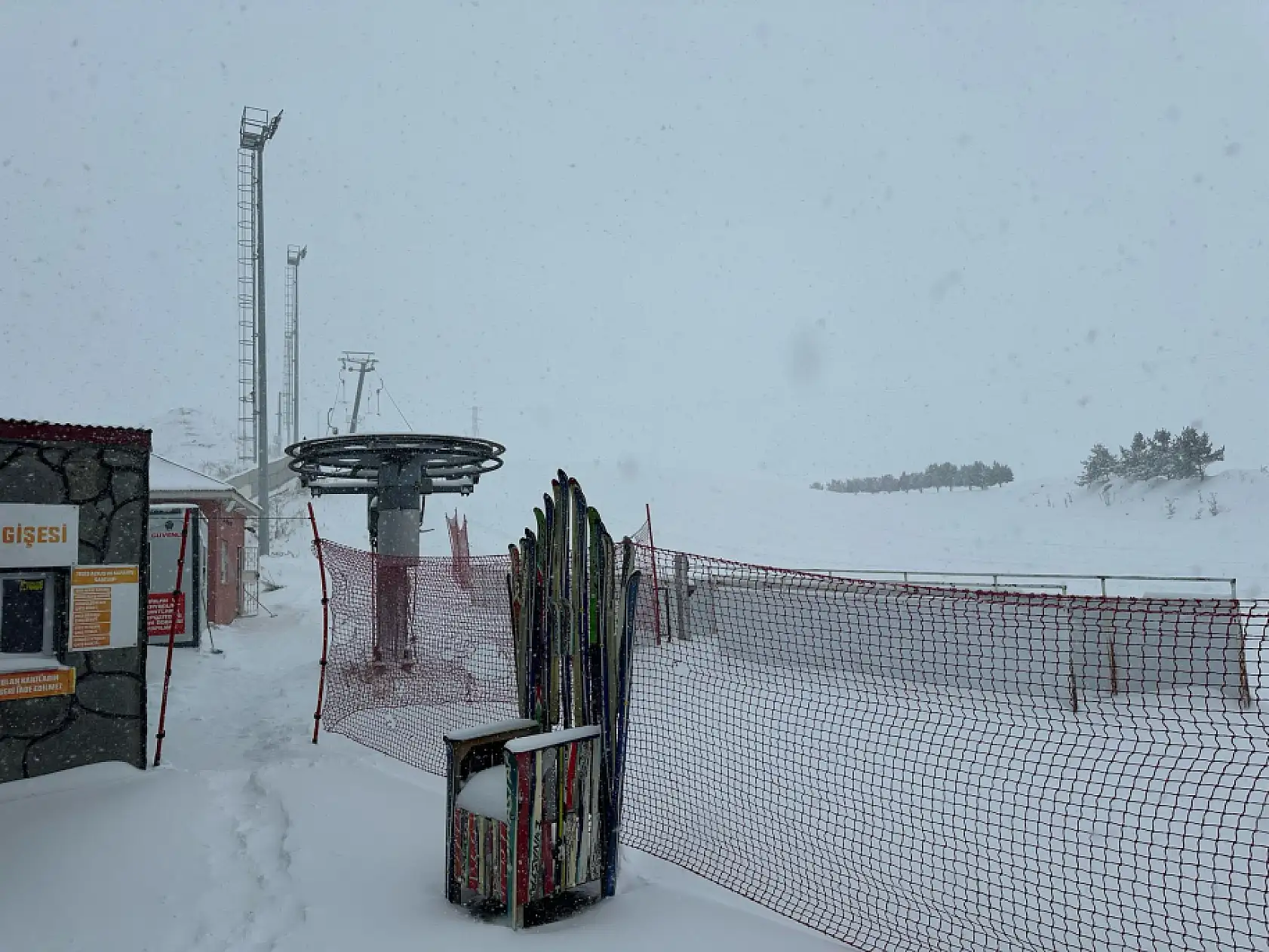 Ağrı'da kar yağışı Küpkıran Kayak Merkezi pistini canlandırdı