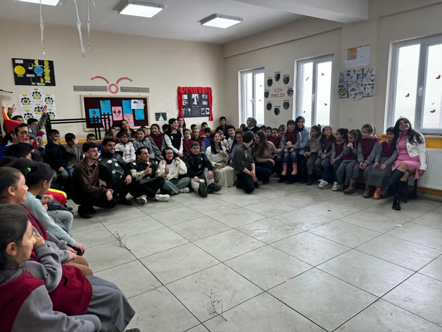 AİÇÜ Mem û Zîn'in Sahnesi Tiyatro Kulübü, miniklere tiyatro ile hijyenin önemini anlattı