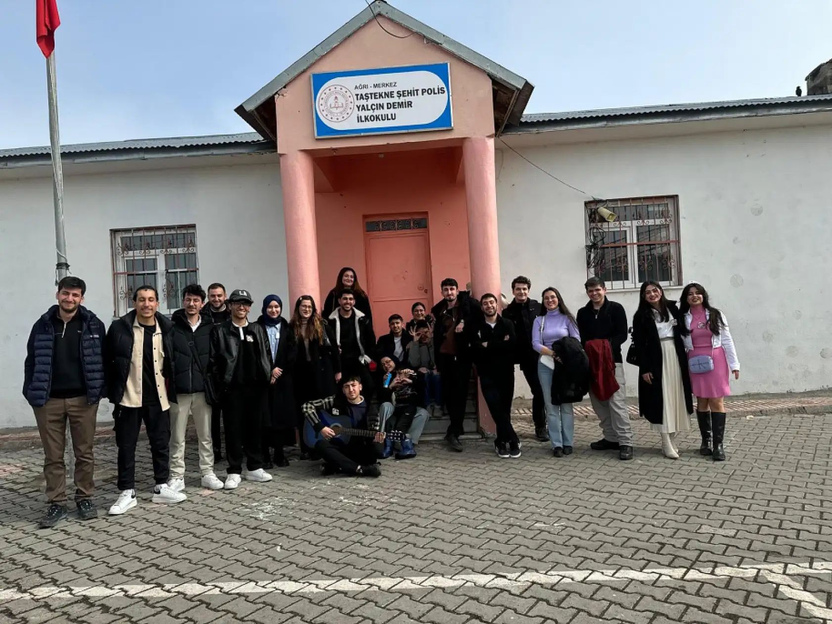 AİÇÜ Mem û Zîn'in Sahnesi Tiyatro Kulübü, miniklere tiyatro ile hijyenin önemini anlattı