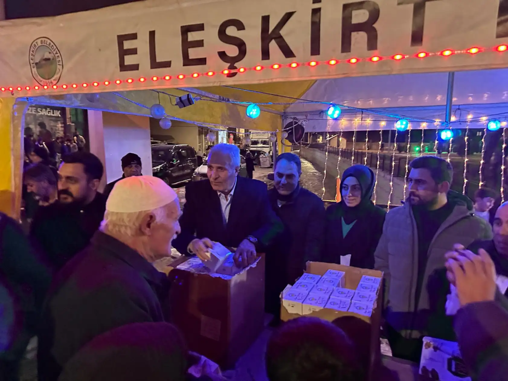 Kadir gecesinin bereketi Eleşkirt'te paylaşıldı