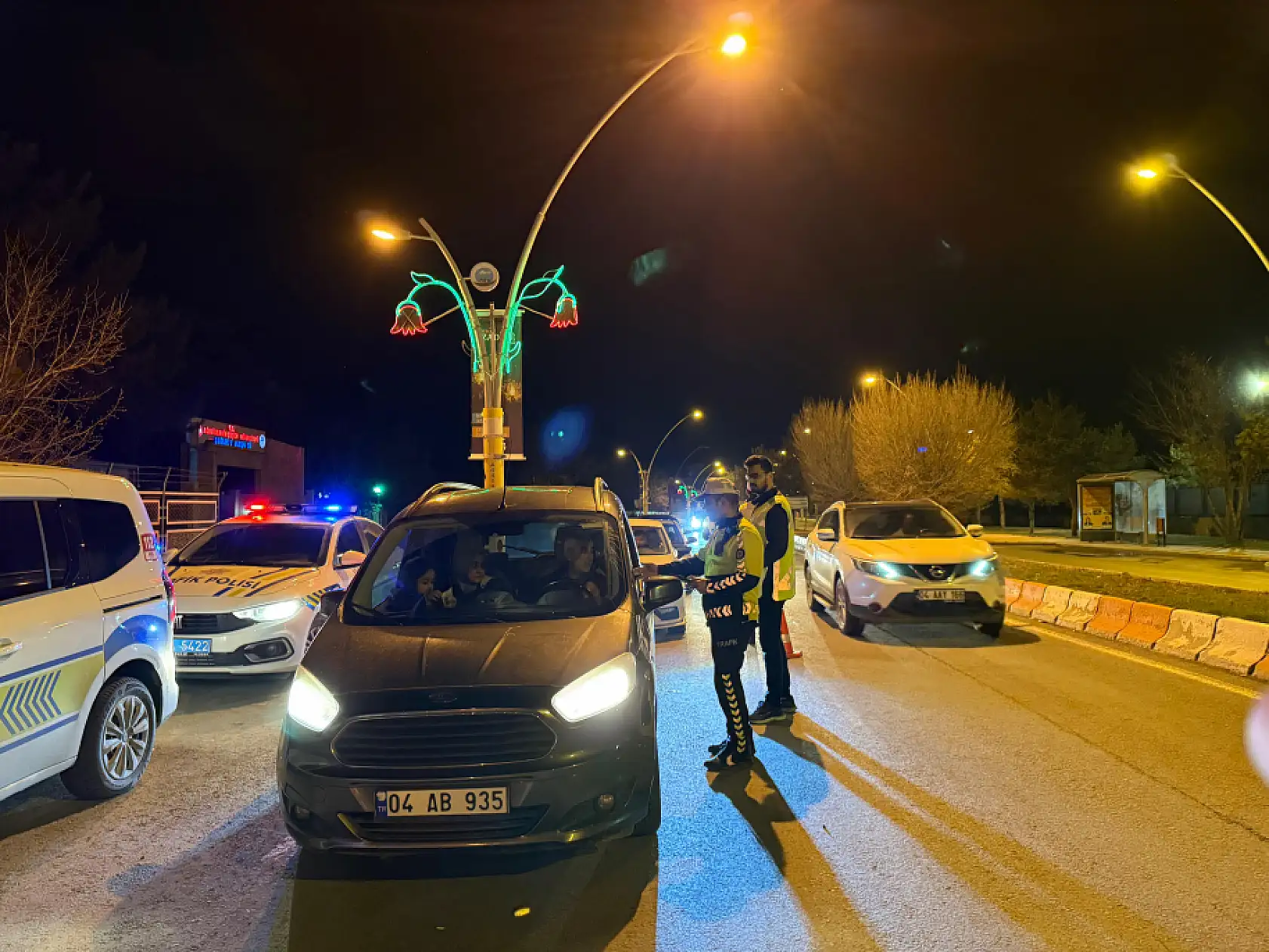 Ağrı'da trafik polisleri bayramda can güvenliği için nöbetteydi