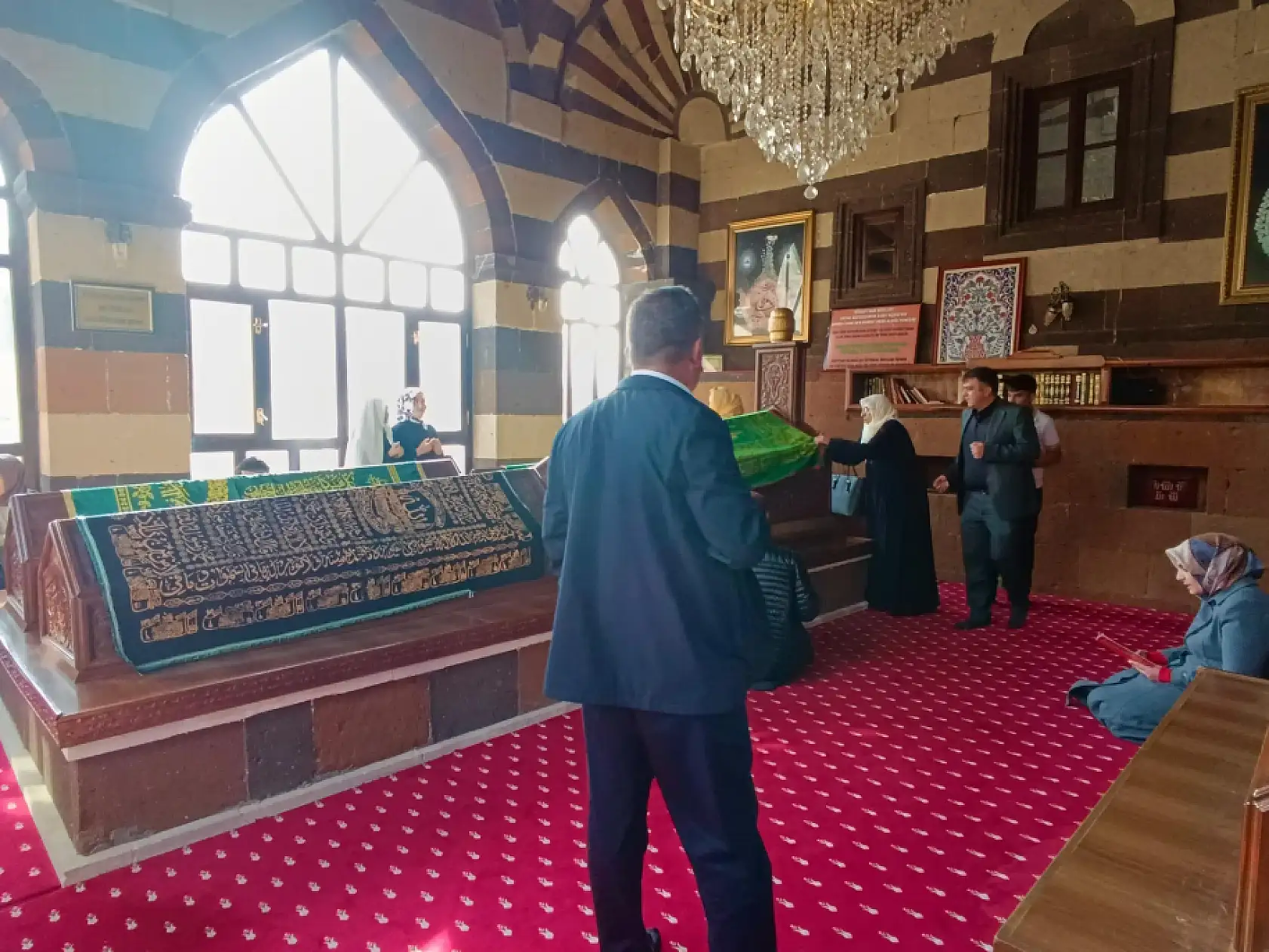 Doğubayazıt'ta tarihle inancın buluştuğu Ahmed-i Hani Türbesi ziyaretçilerini ağırlıyor