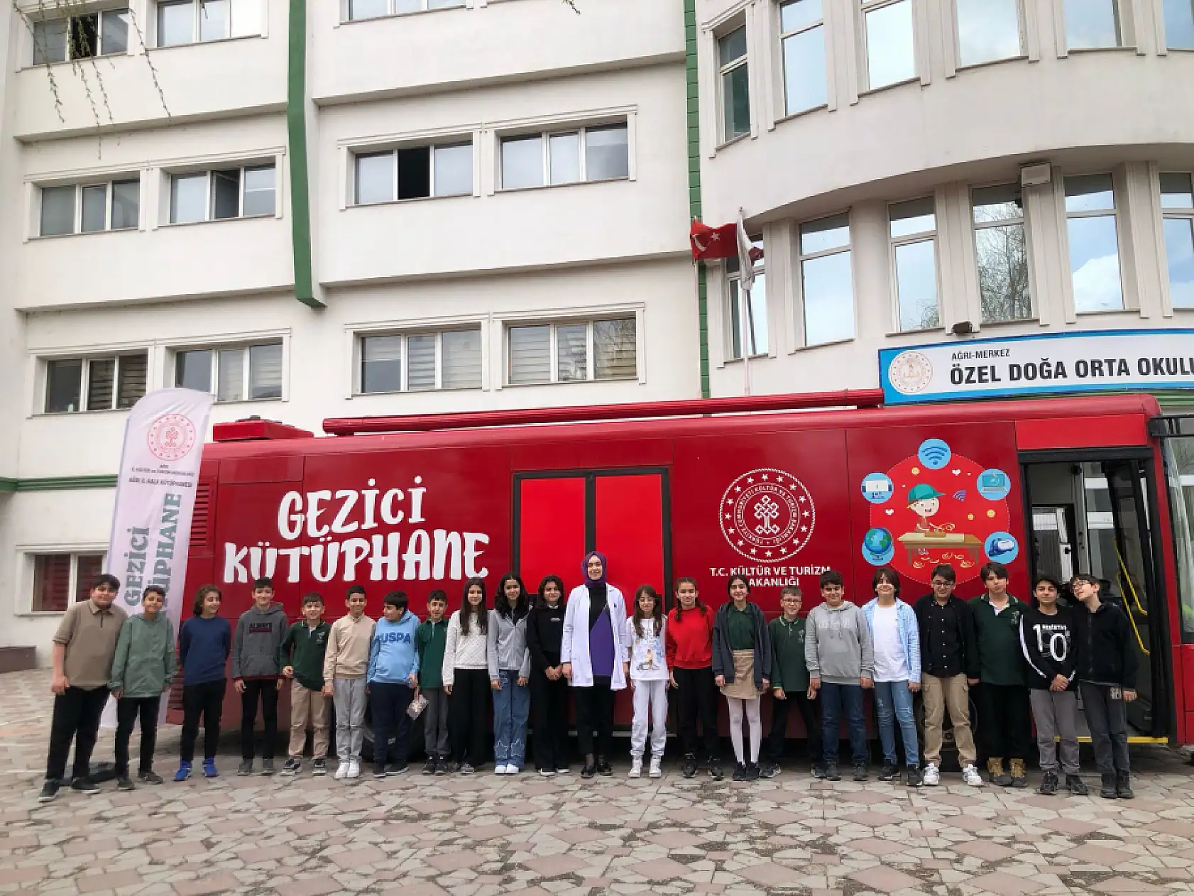 Gezici kütüphane kitap sevgisini Ağrı Doğa Koleji'ne taşıdı