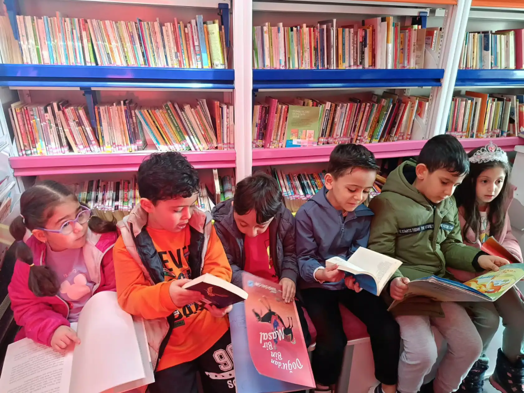 Gezici kütüphane kitap sevgisini Ağrı Doğa Koleji'ne taşıdı