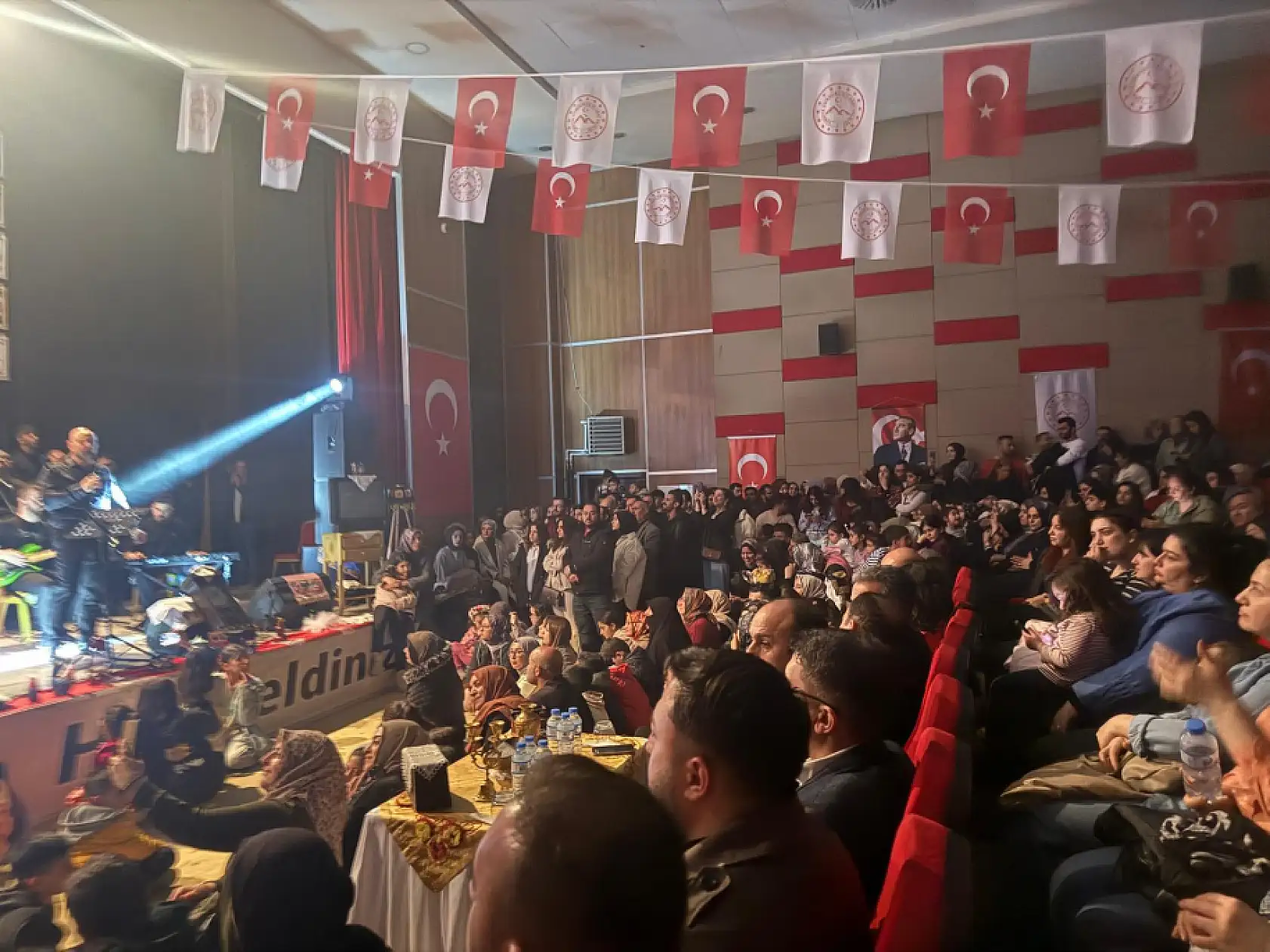 Ağrı'da müzikseverler 90'lar gecesinde buluştu