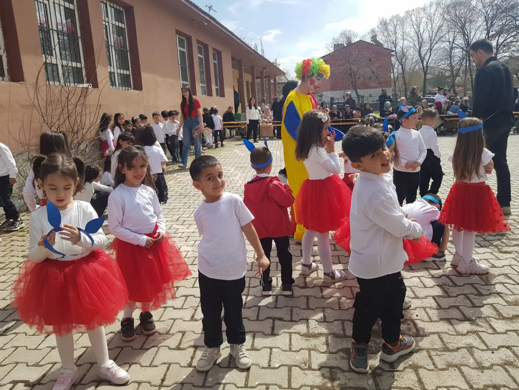 Ağrı'da Atatürk Anaokulu öğrencileri palyaço eşliğinde bayramlarını kutladı