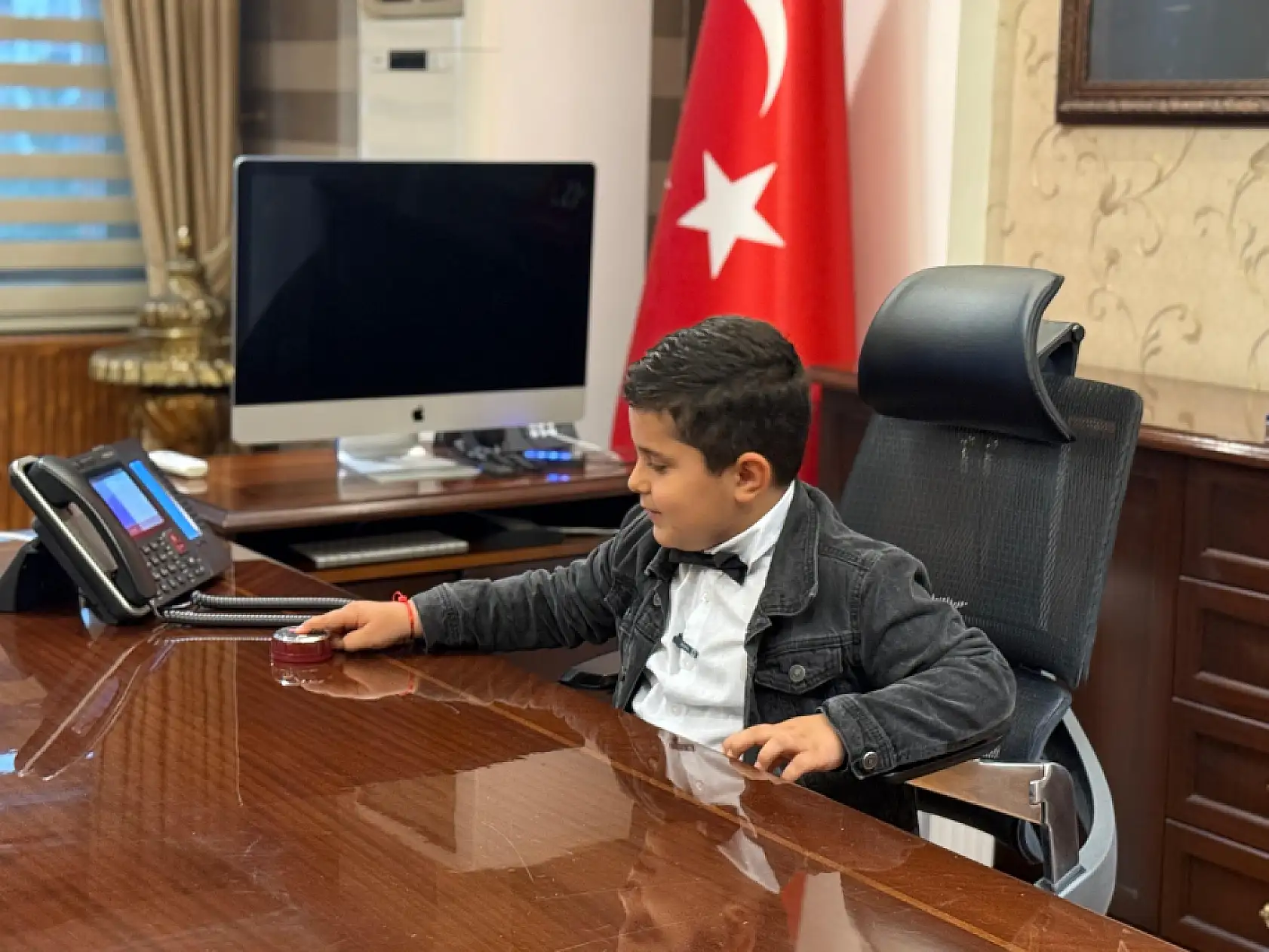 Minik Yiğit Ağrı'nın valisi oldu ilk talimatını verdi