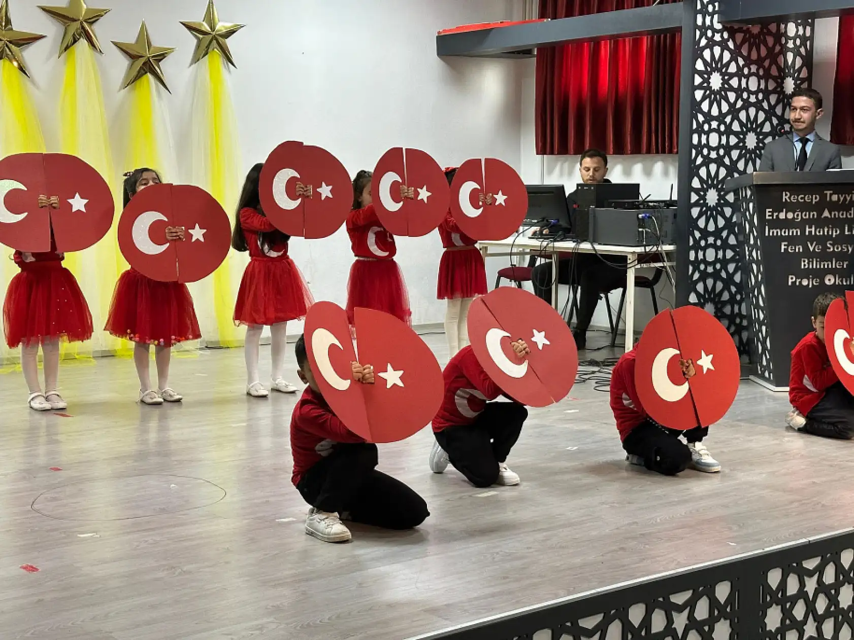 Eleşkirt'te minik öğrenciler Kur'an Kursu'ndan mezun olma sevinci yaşadı
