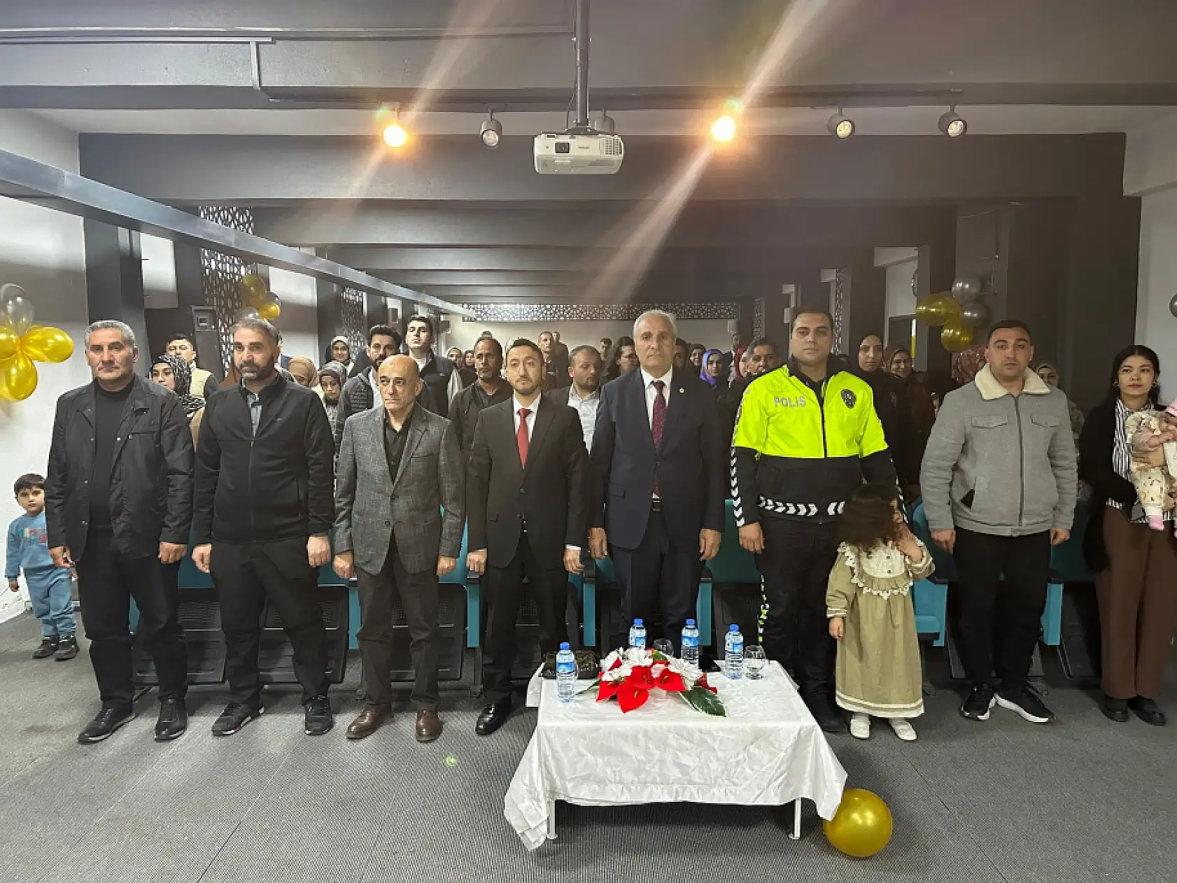 Eleşkirt'te minik öğrenciler Kur'an Kursu'ndan mezun olma sevinci yaşadı